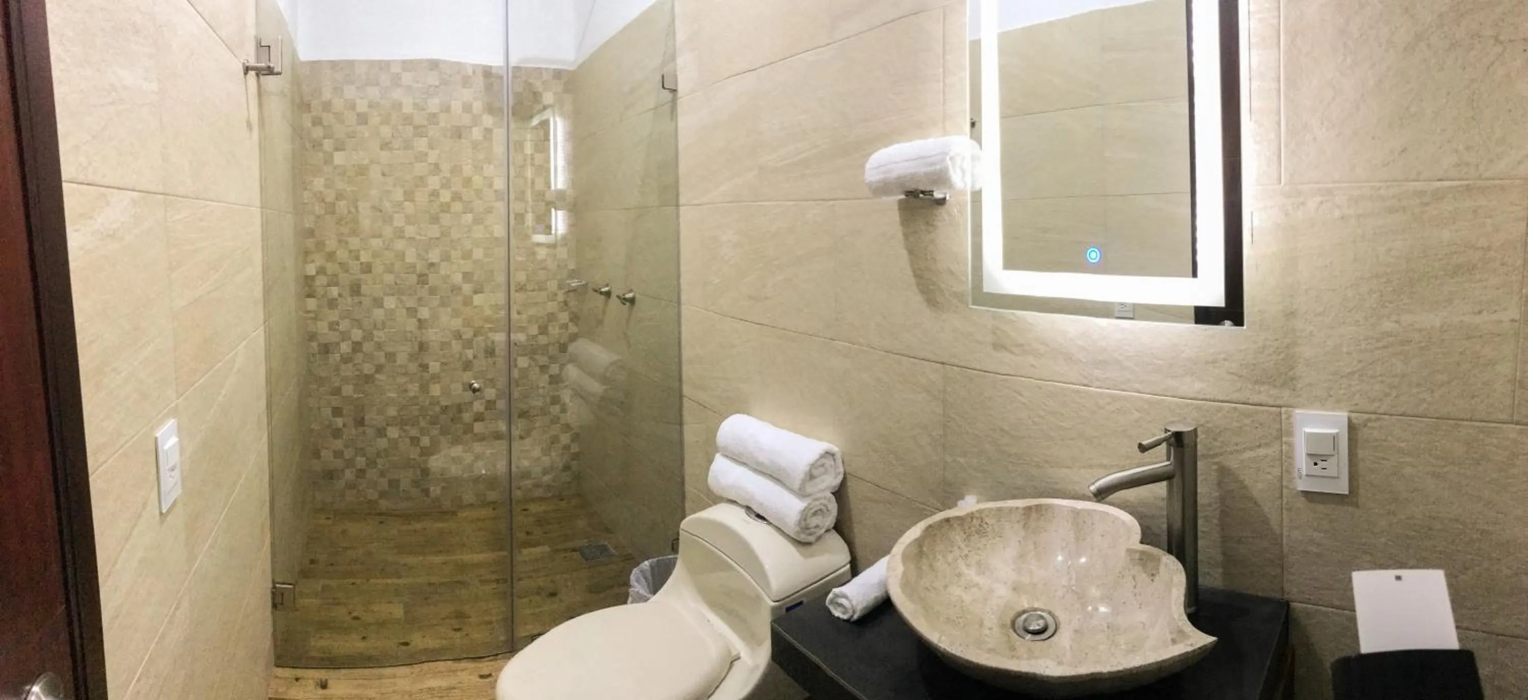 Shower in Nueve Agaves Hotel