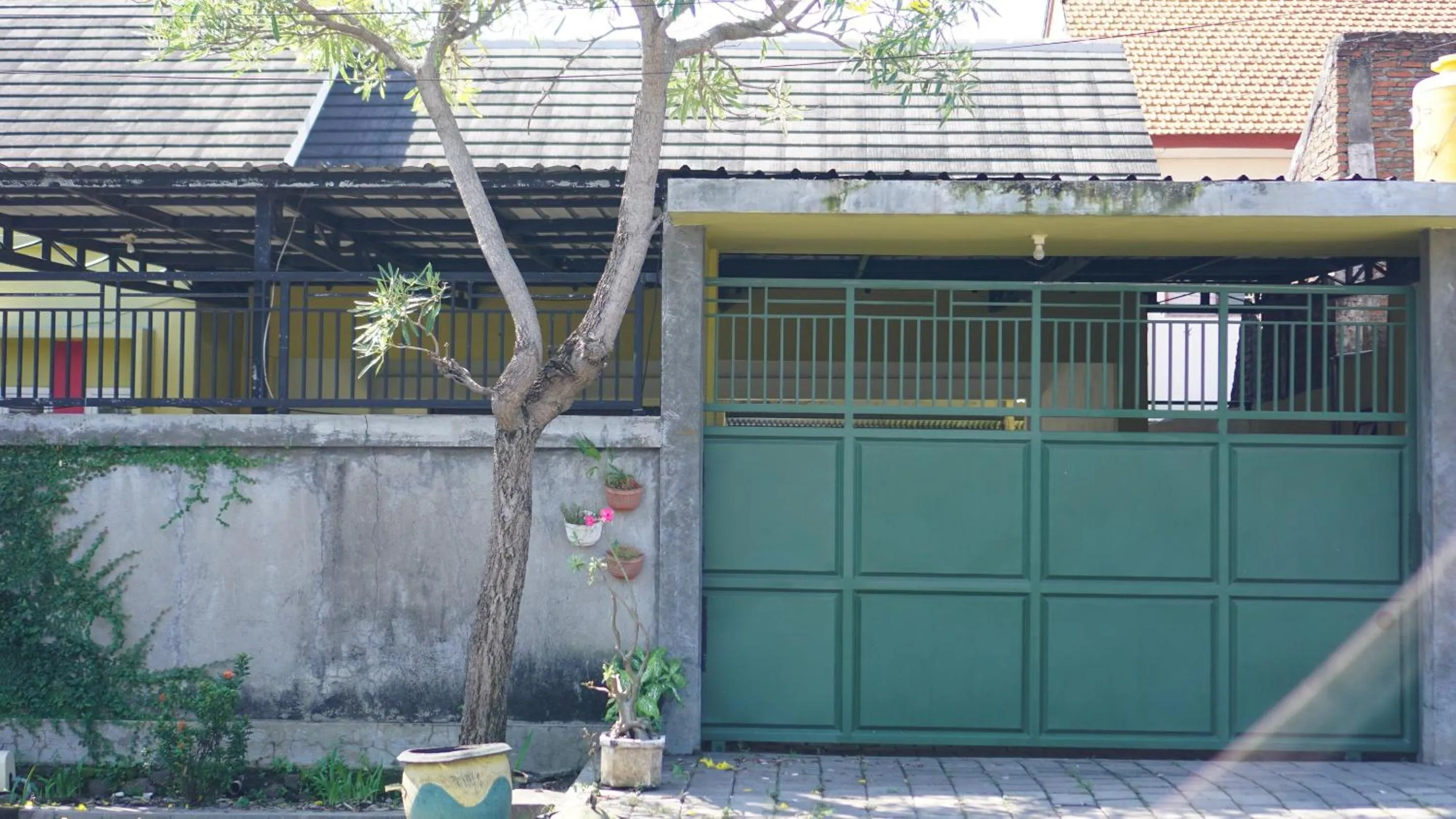Facade/entrance in OYO 93784 Kost Bu Eli Syariah