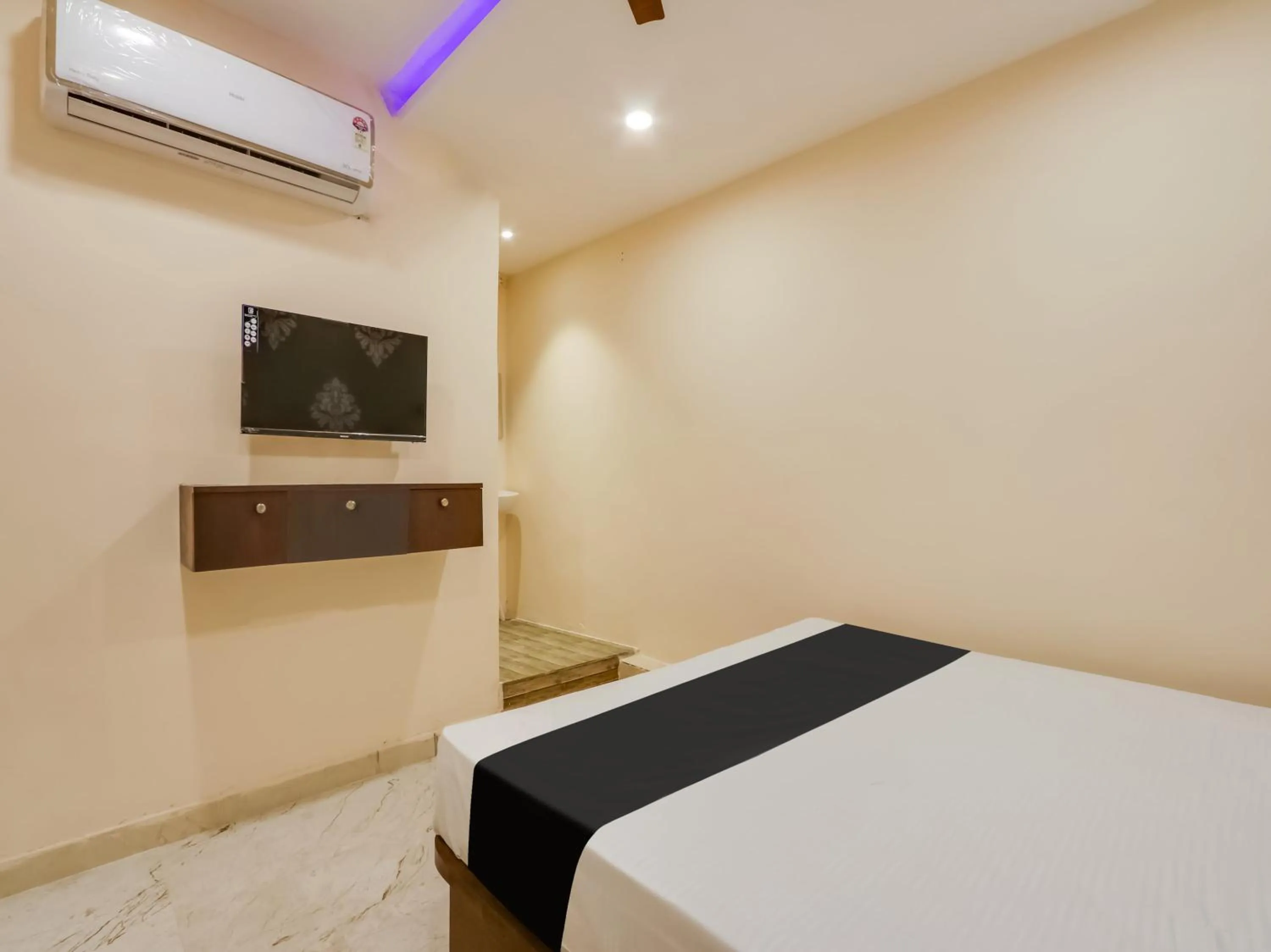 Bedroom, Bed in Hotel O BSS INNS