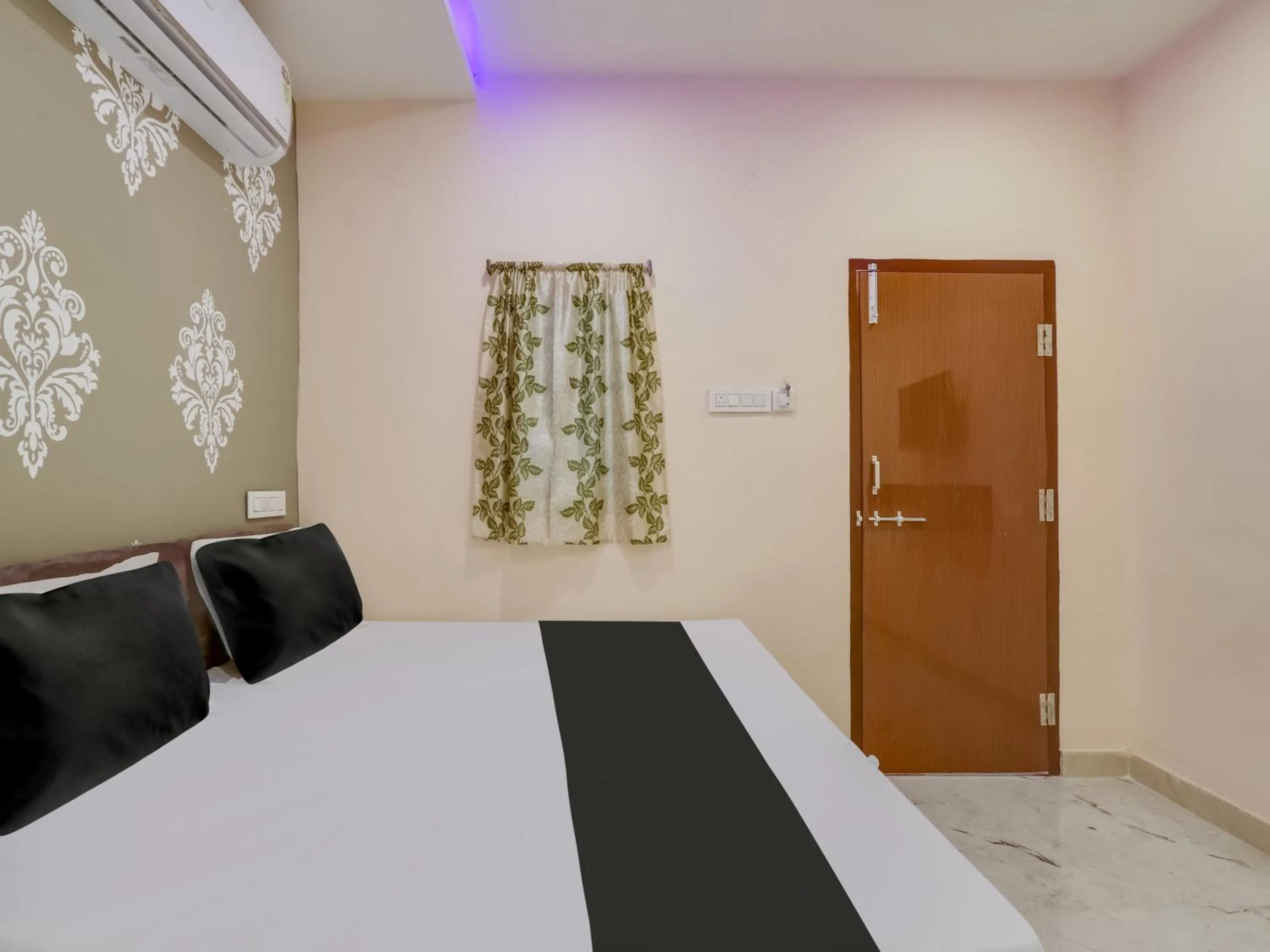 Bedroom, Bed in Hotel O BSS INNS