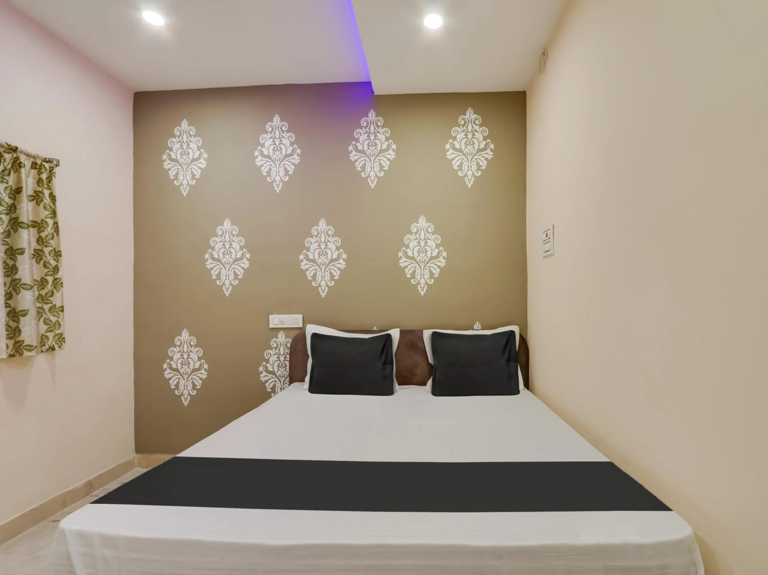 Bedroom, Bed in Hotel O BSS INNS