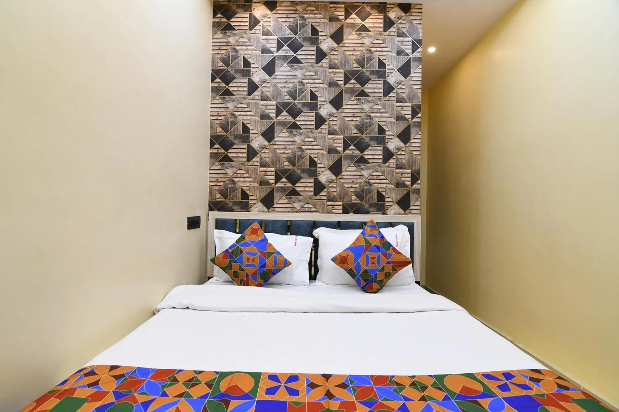 Bed in FabHotel Royal Park Inn - Nr Eden Garden Stadium