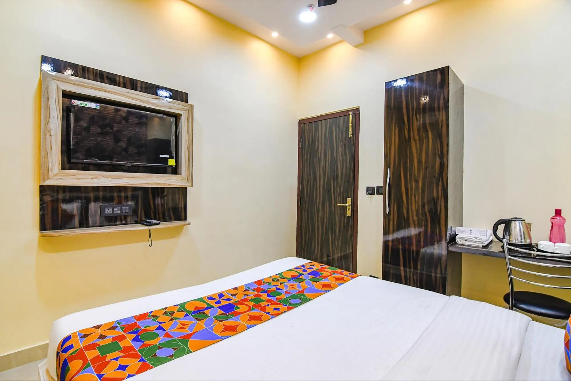 Bed in FabHotel Royal Park Inn - Nr Eden Garden Stadium