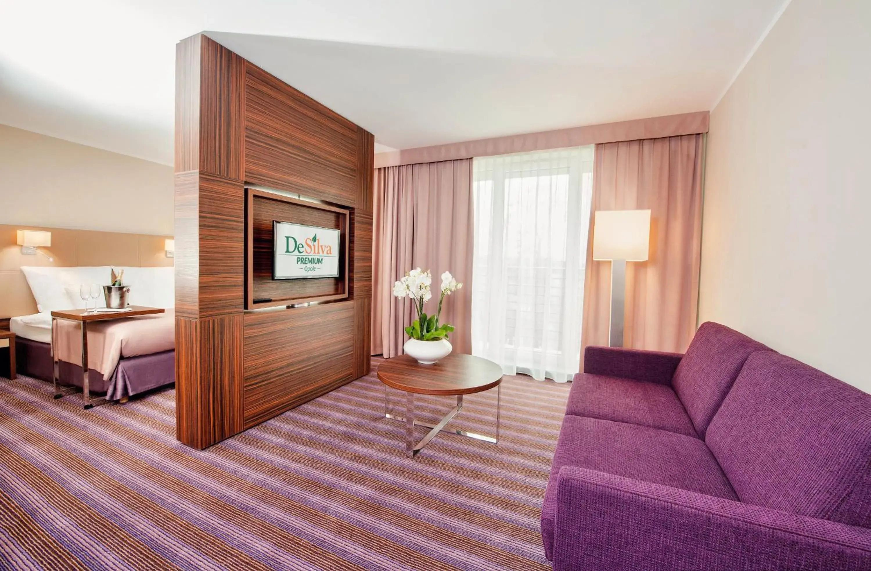 Living room, Bed in Hotel DeSilva Premium Opole Living room, Bed in Hotel DeSilva Premium Opole