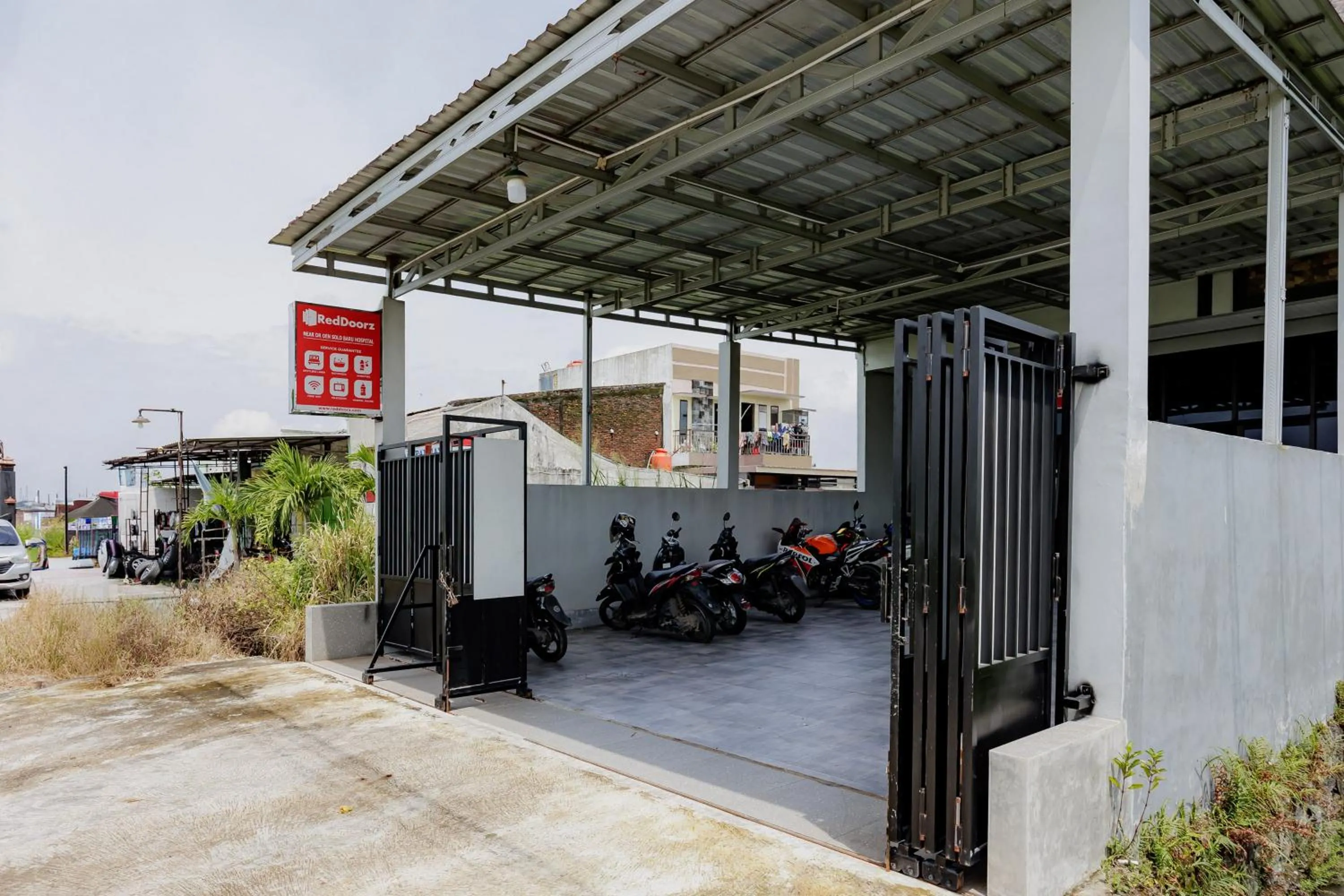 RedDoorz Near Dr Oen Solo Baru Hospital