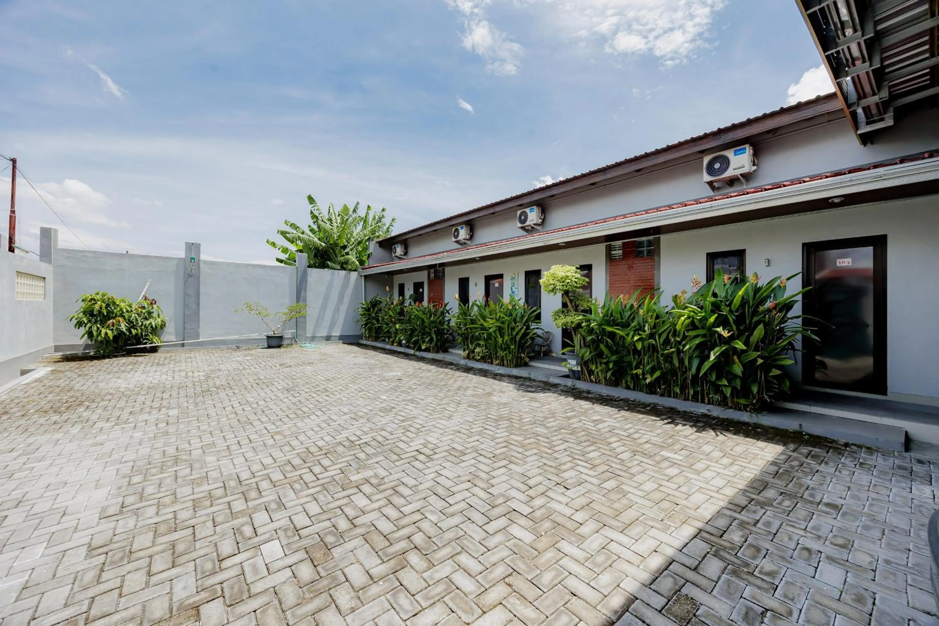 RedDoorz Near Dr Oen Solo Baru Hospital