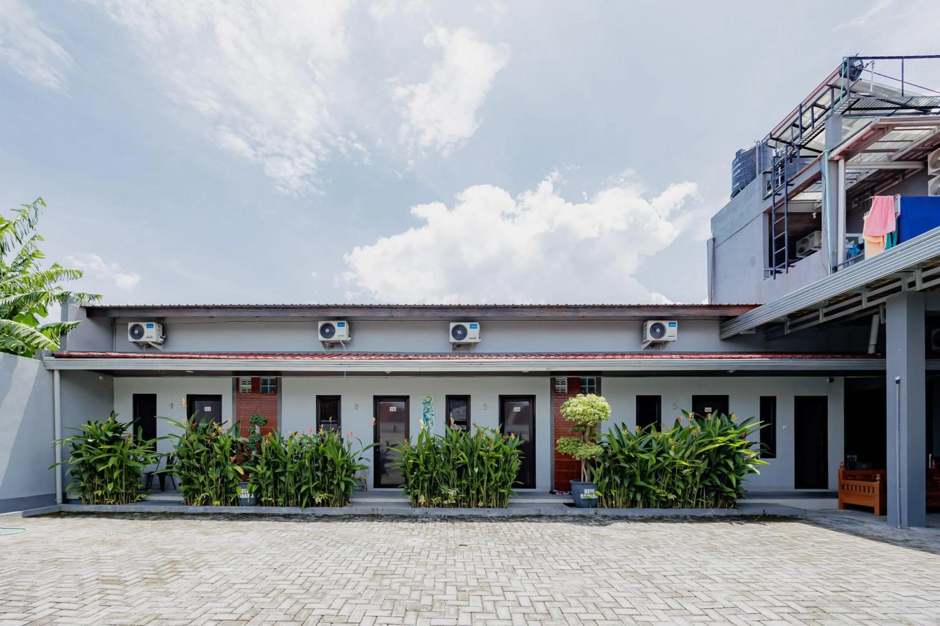 RedDoorz Near Dr Oen Solo Baru Hospital