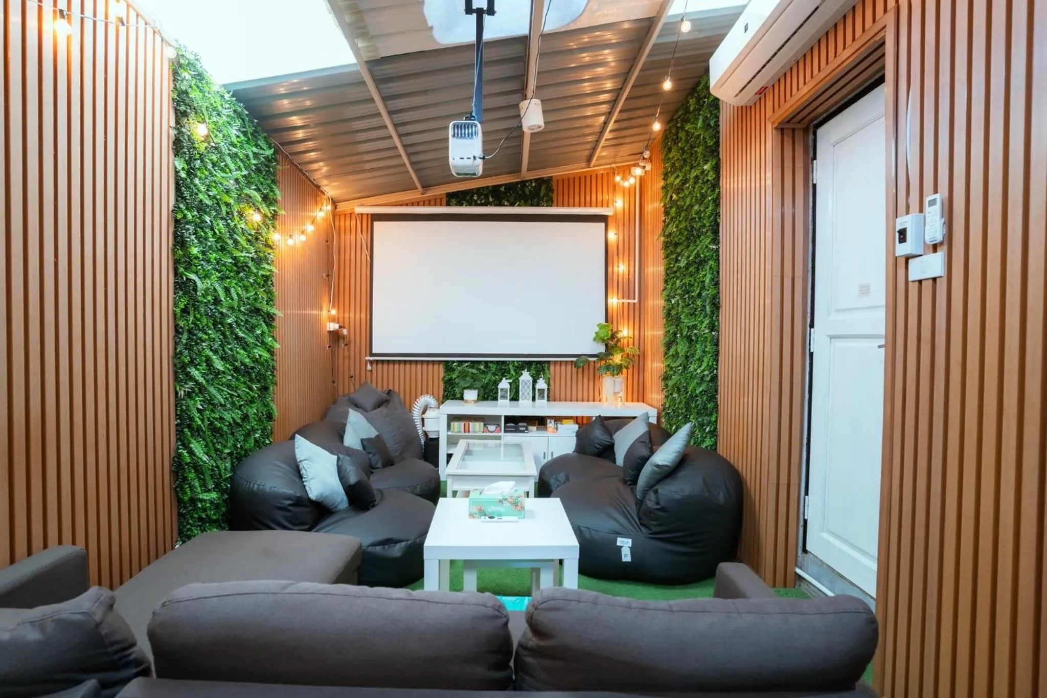 Communal lounge/ TV room in 420 Hostel - Ekkamai Buds & Beds