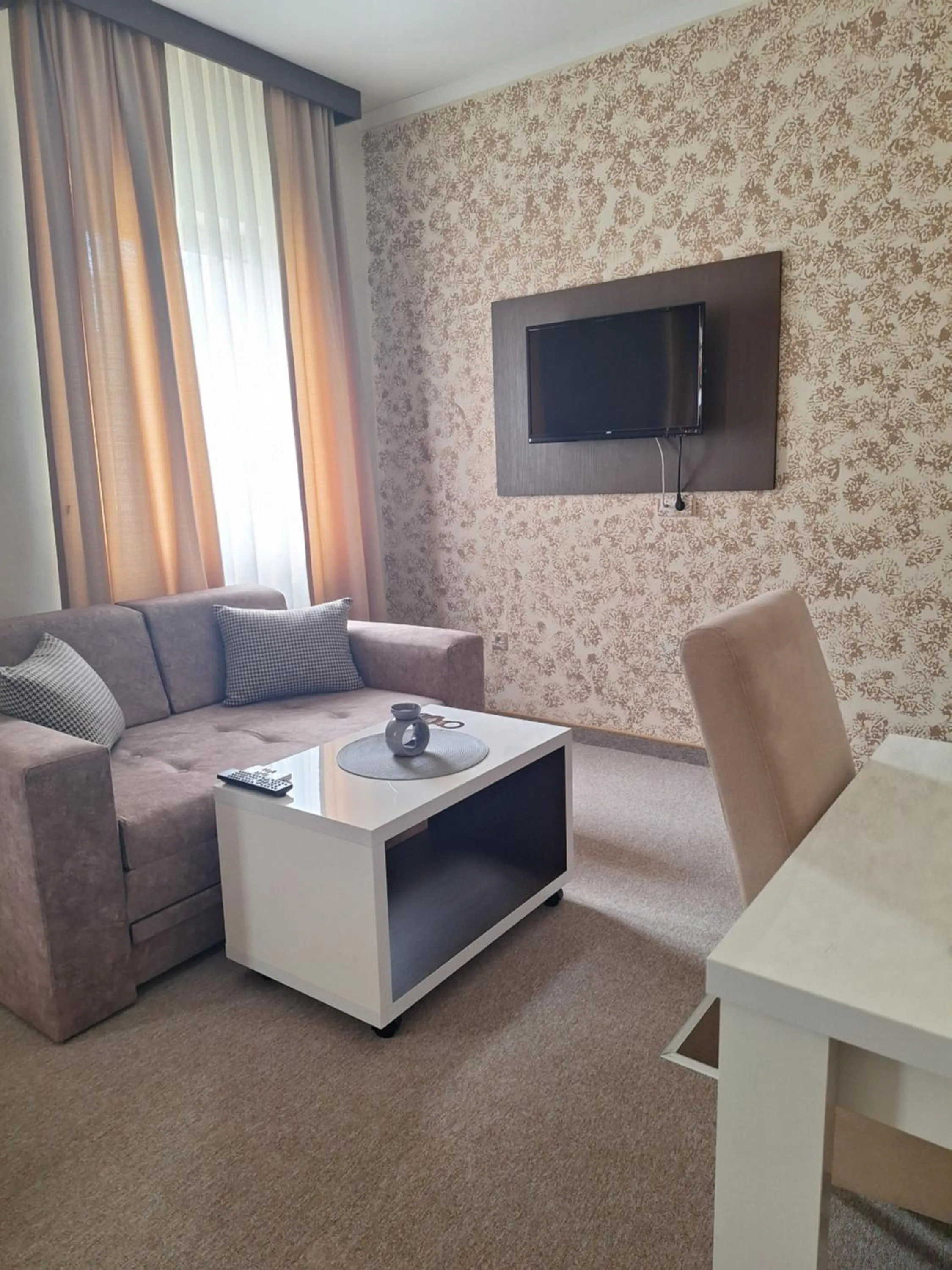 Communal lounge/ TV room in Garni Hotel Ema