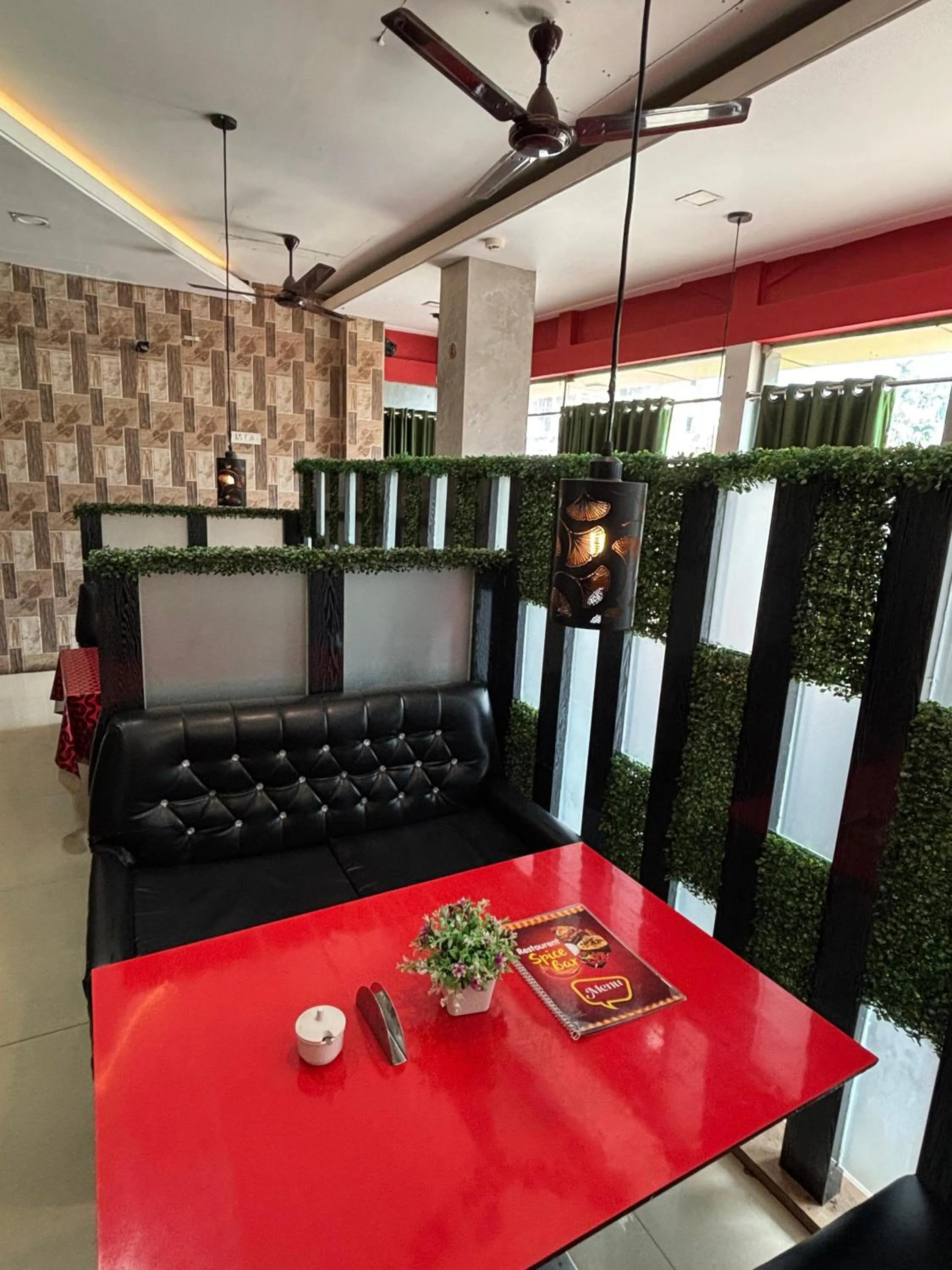 Restaurant/places to eat in Starline Hotel