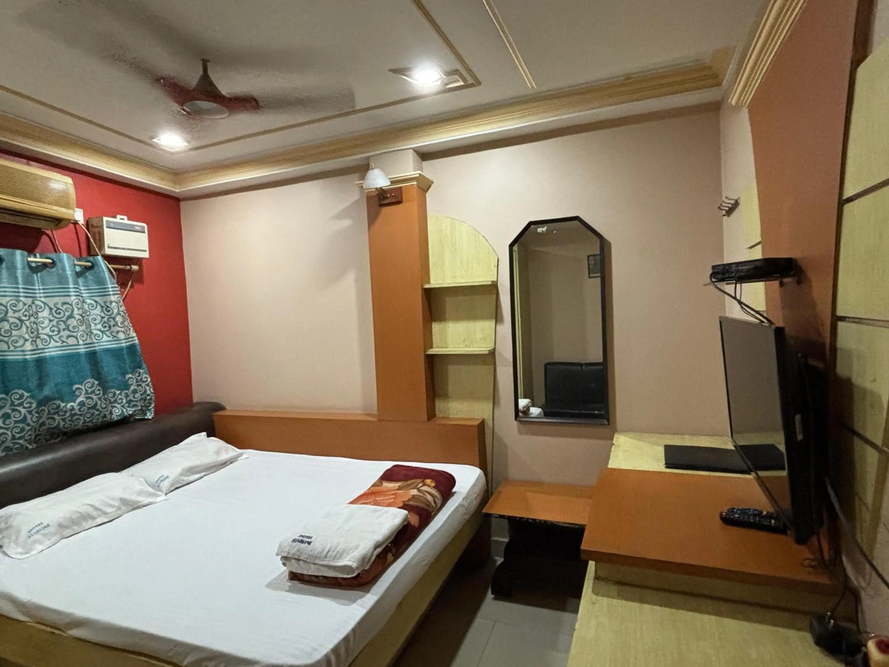 Bedroom, Bed in Starline Hotel