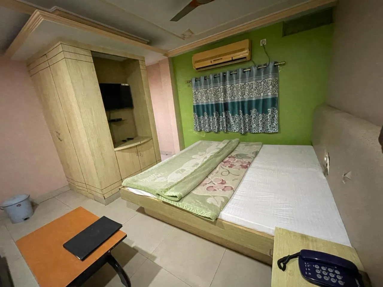 Photo of the whole room, Bed in Starline Hotel