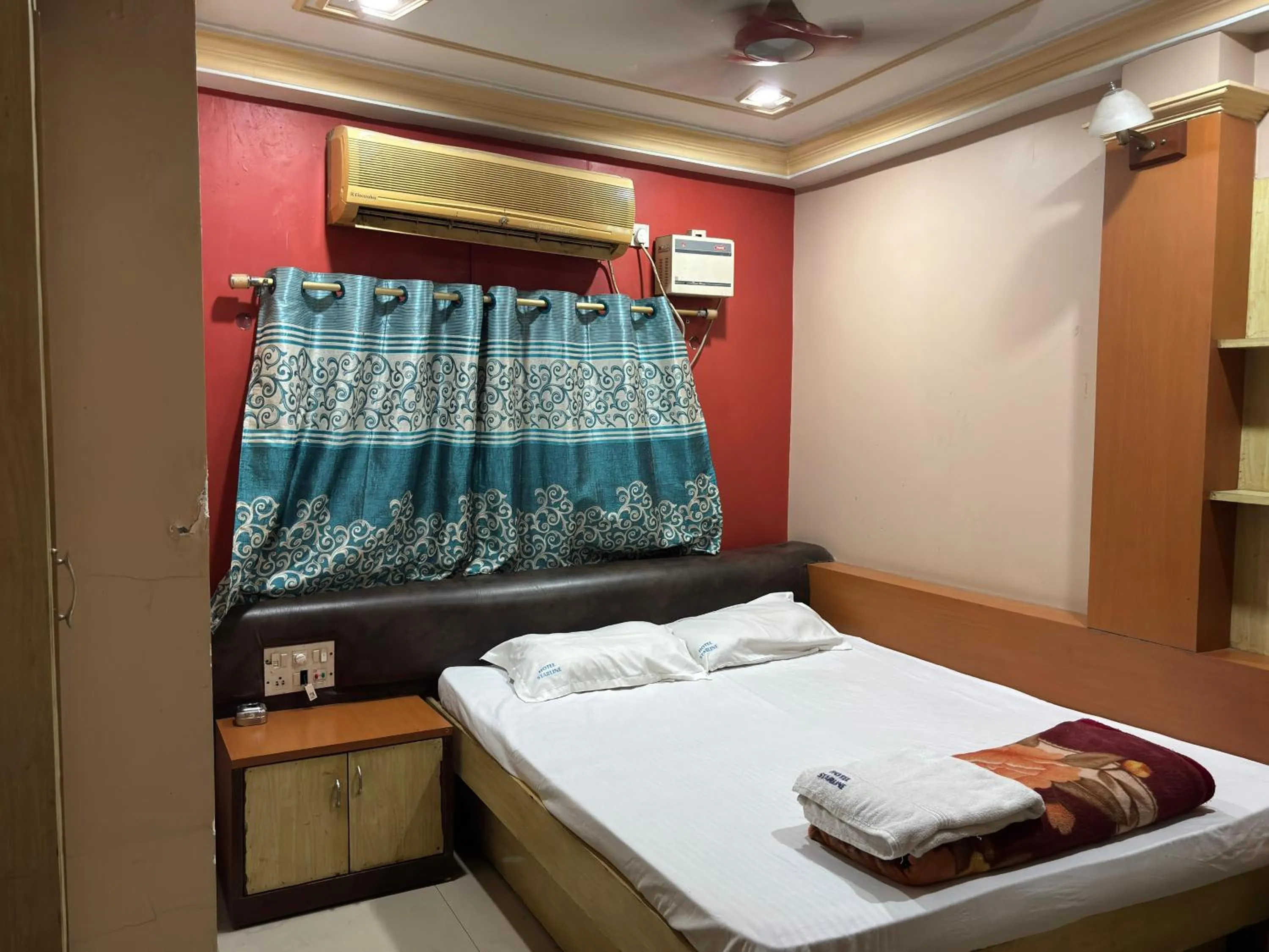 Bedroom, Bed in Starline Hotel