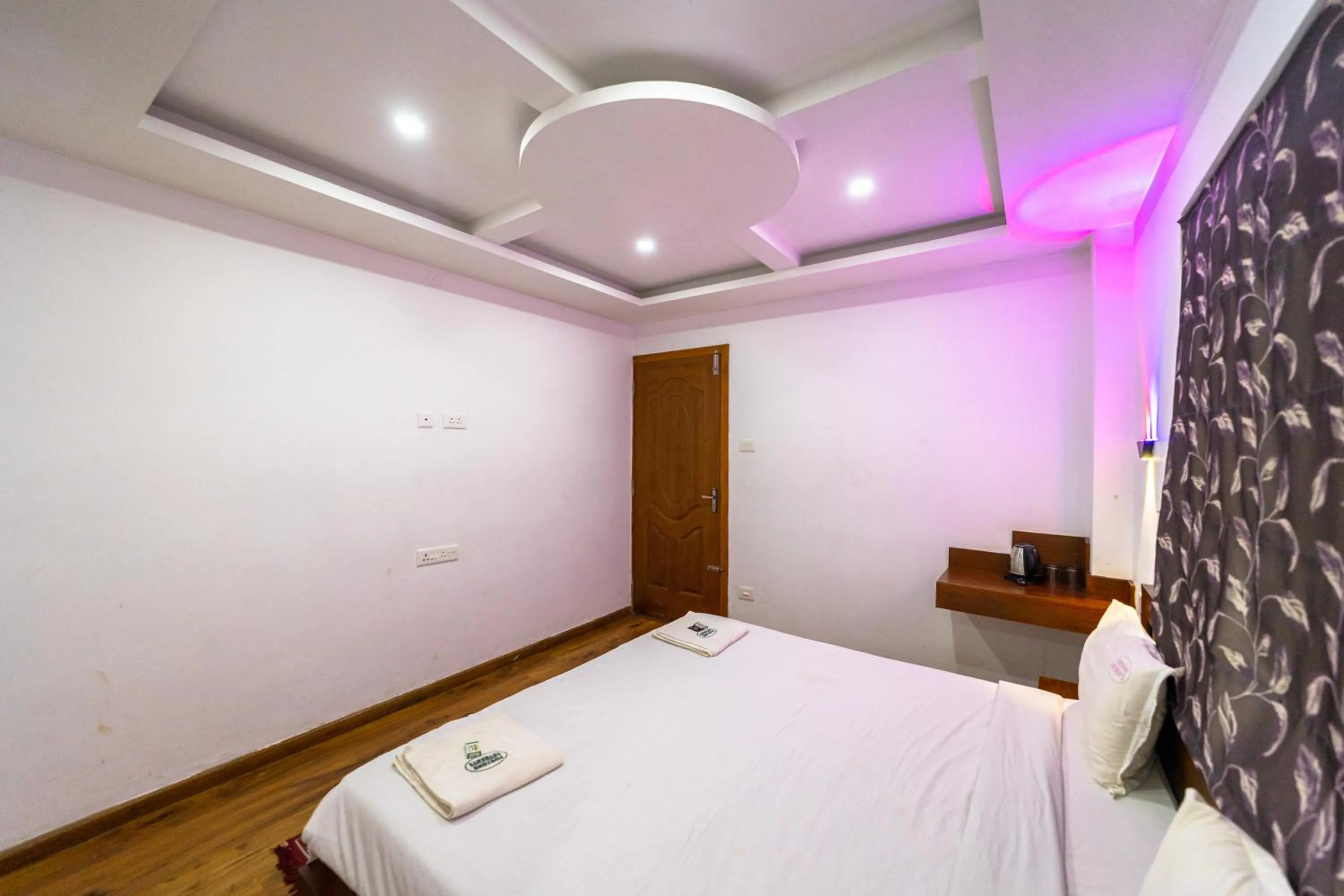 Photo of the whole room, Bed in Fortune Retreats