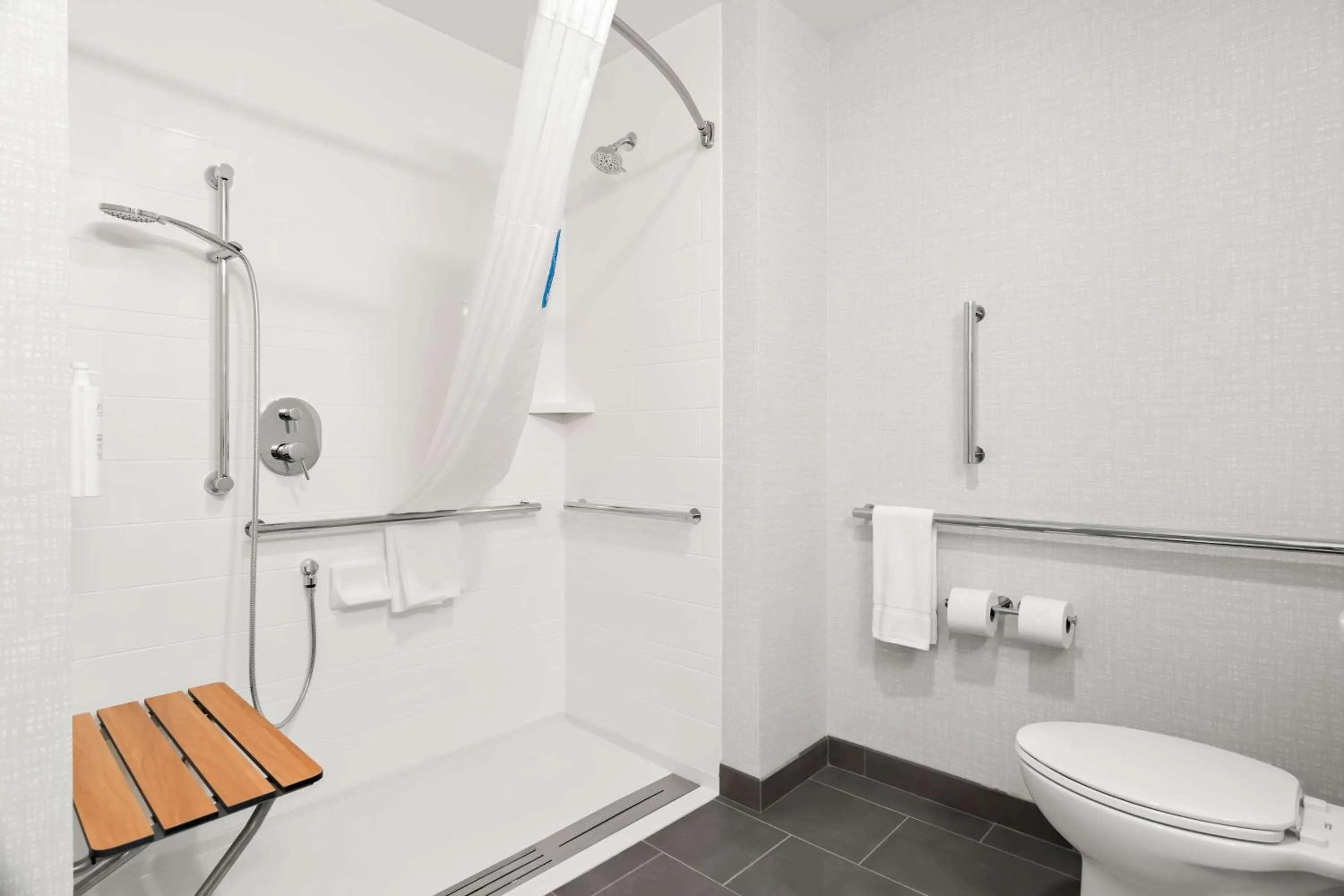 Bathroom in Hampton Inn & Suites Chicago Medical District Uic