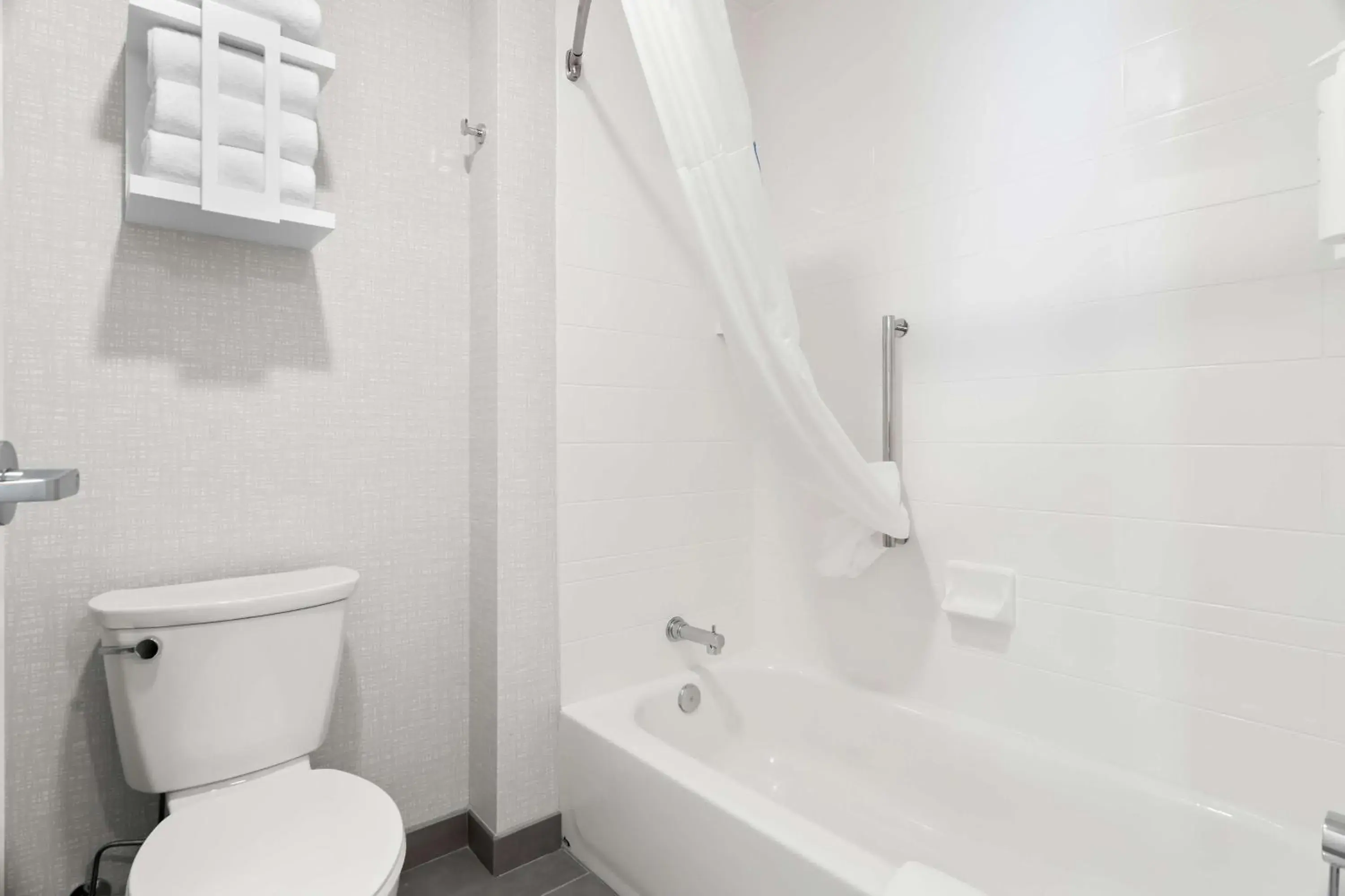 King Room with Tub - Mobility Access in Hampton Inn & Suites Chicago Medical District Uic King Room with Tub - Mobility Access in Hampton Inn & Suites Chicago Medical District Uic