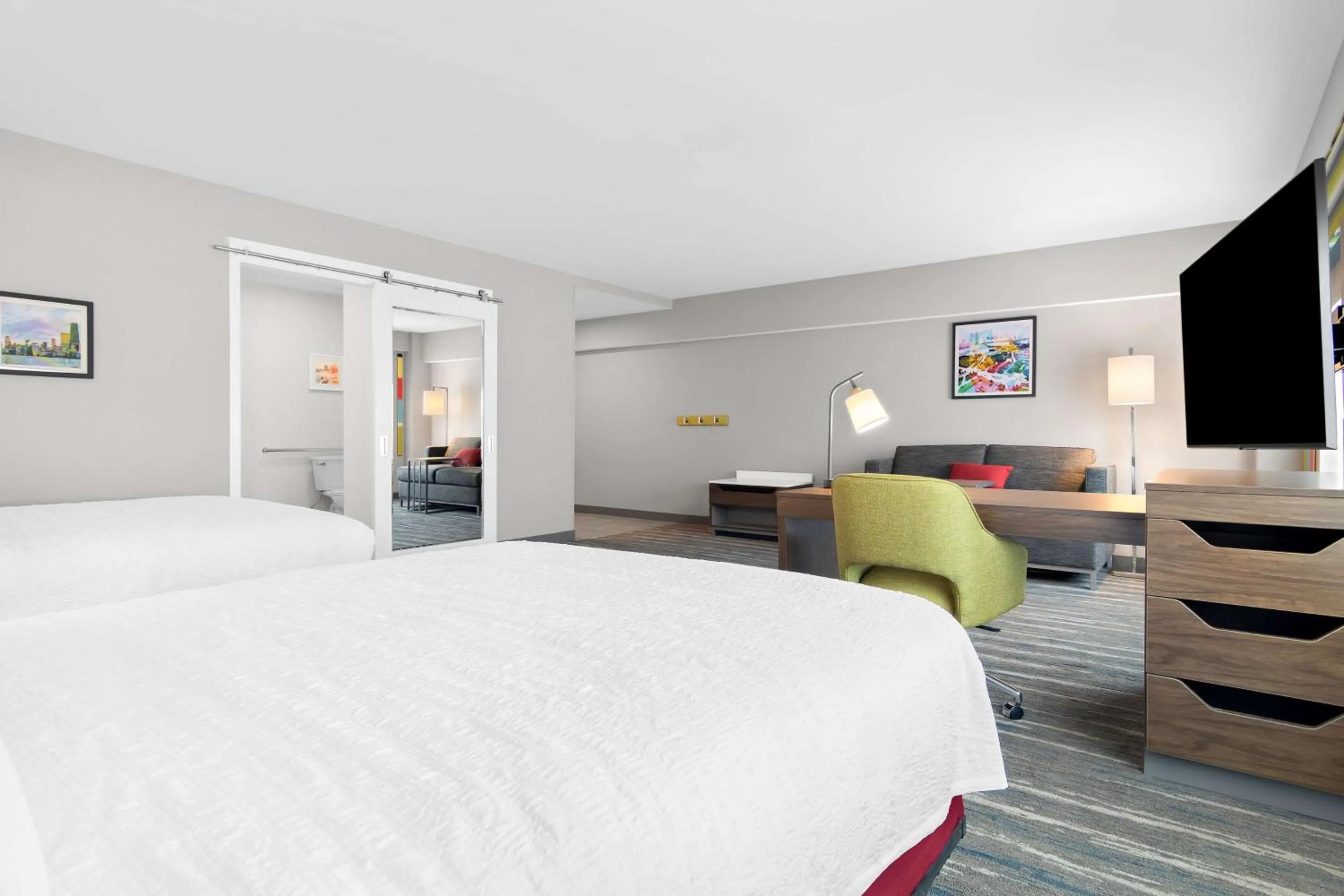 Living room, Bed in Hampton Inn & Suites Chicago Medical District Uic