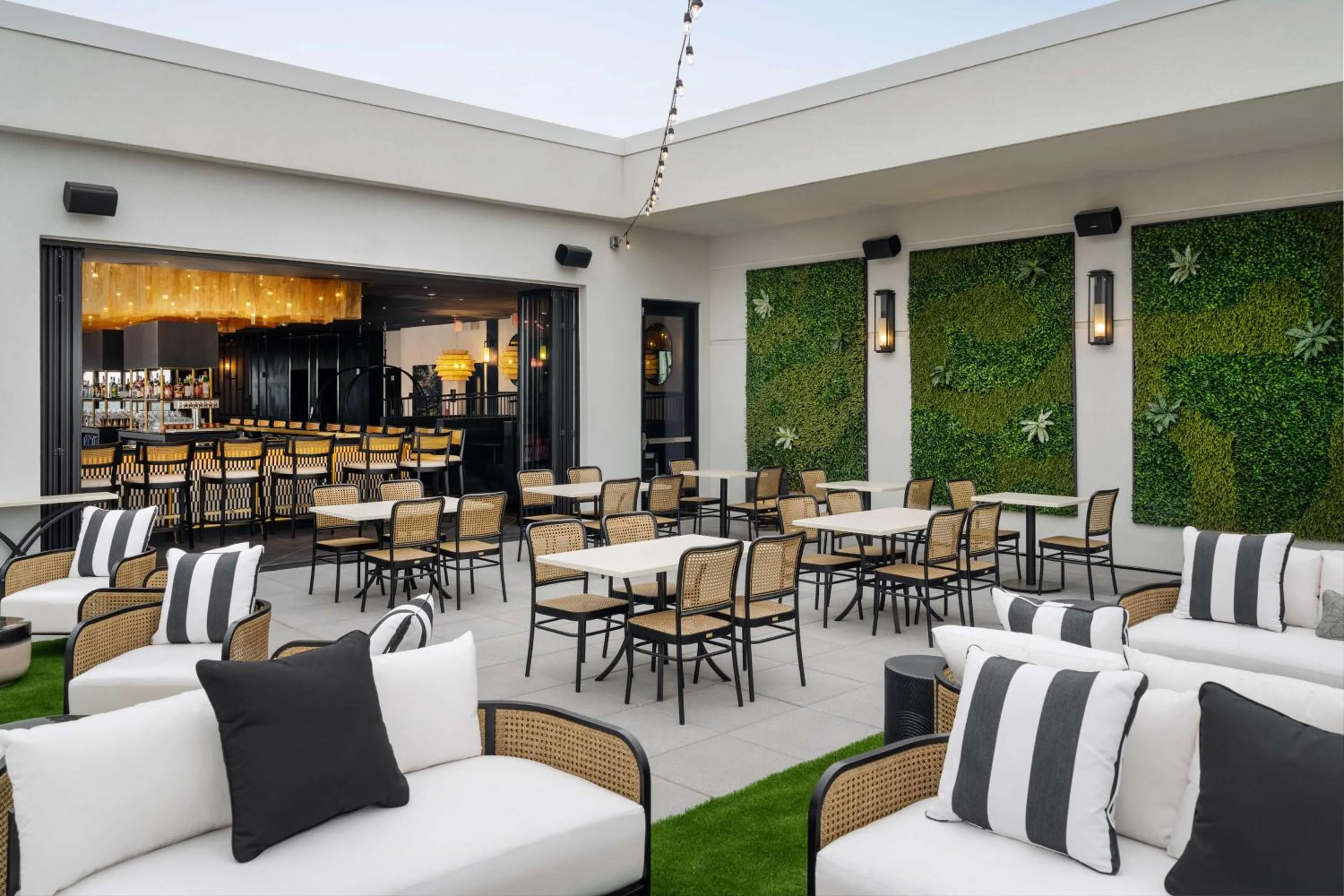 Lounge or bar in Tempo By Hilton Raleigh Downtown