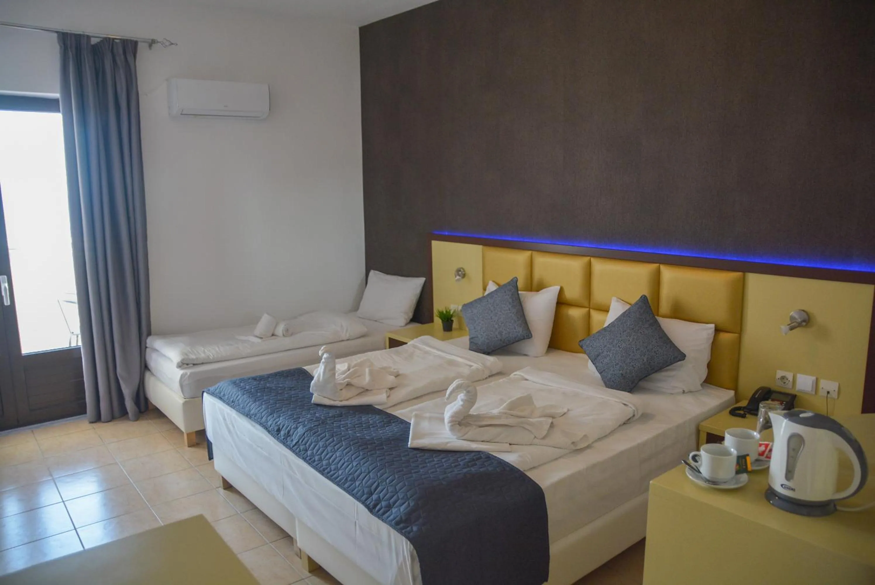 Bedroom, Bed in Sunset Paradise Resort