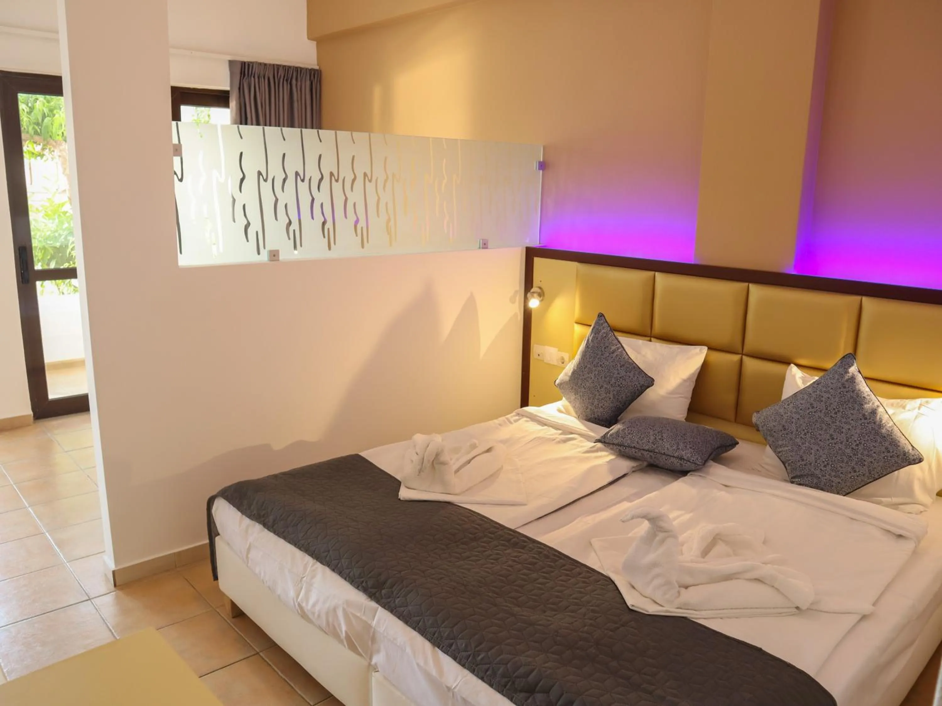 Bedroom, Bed in Sunset Paradise Resort