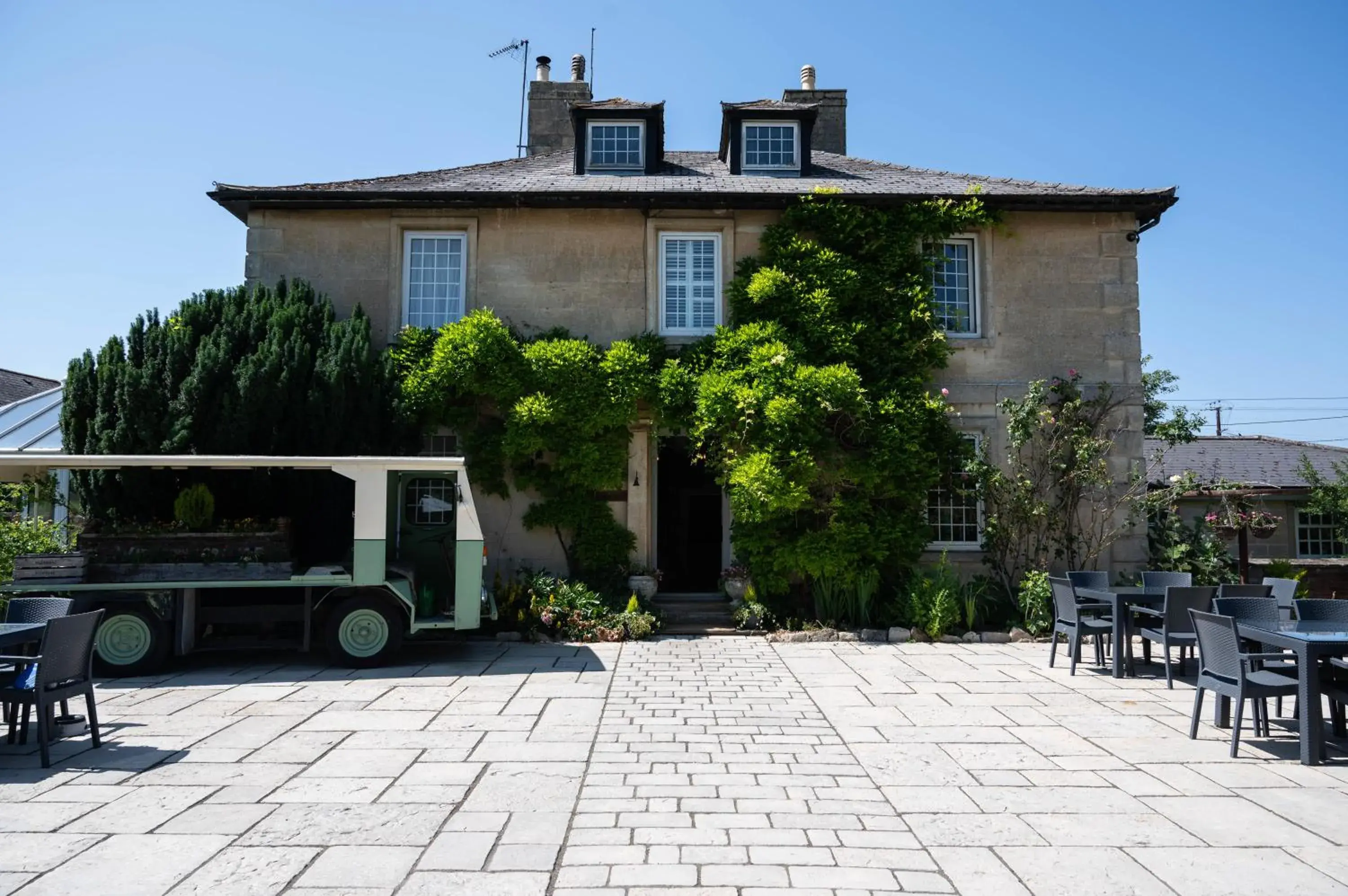 Property building in Widbrook Grange Property building in Widbrook Grange