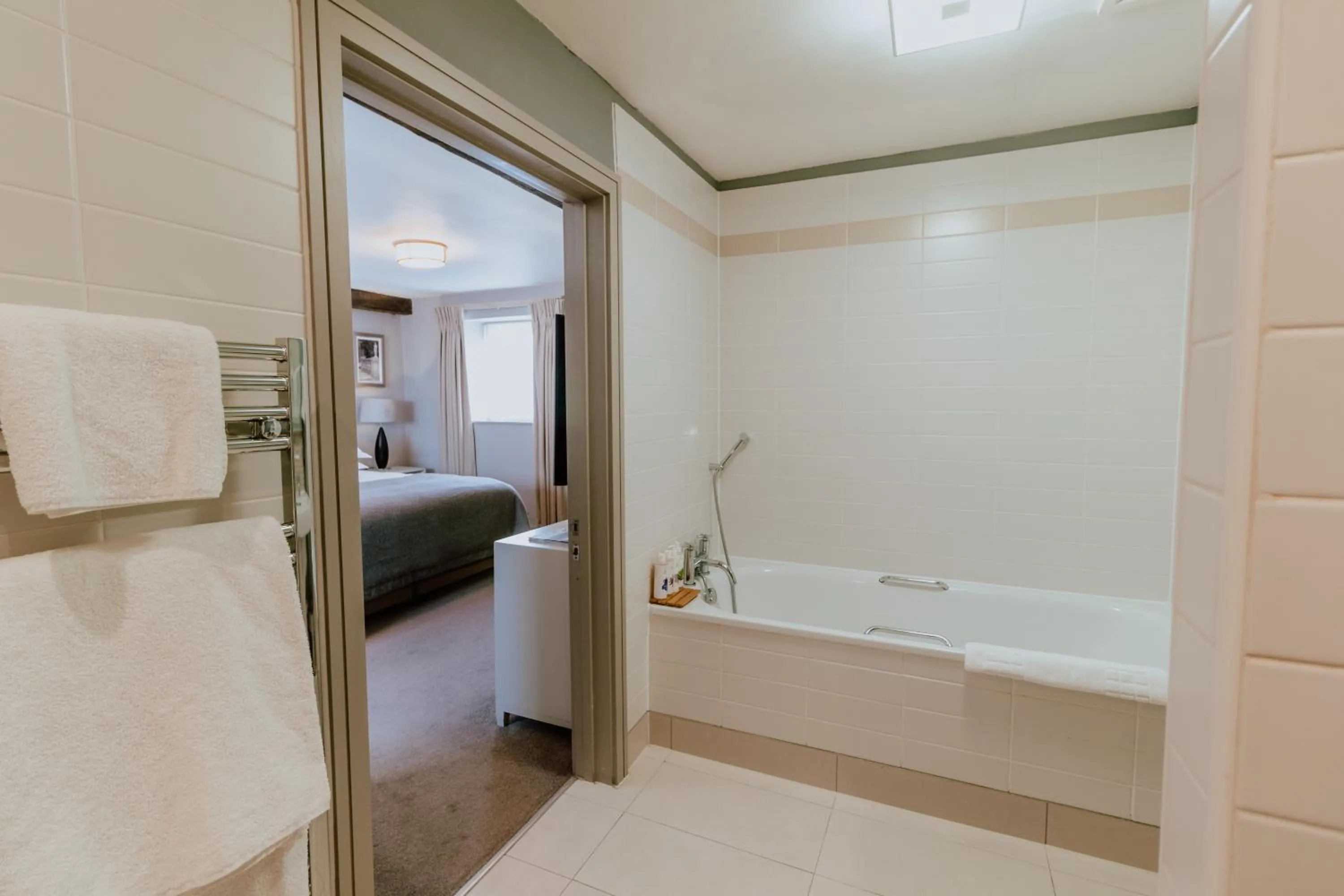 Bathroom, Bed in Widbrook Grange