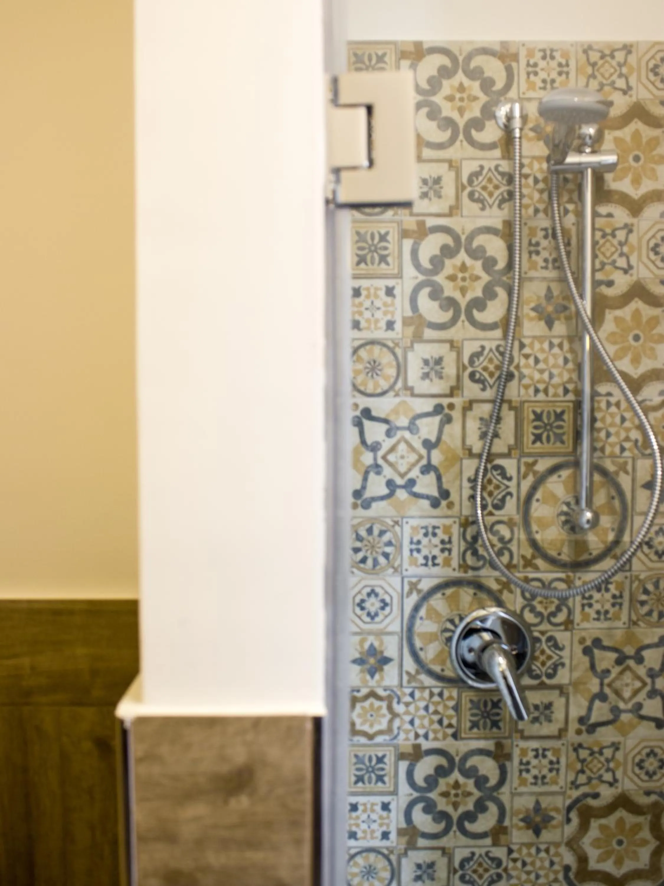 Shower in La Banchina Holiday Rooms