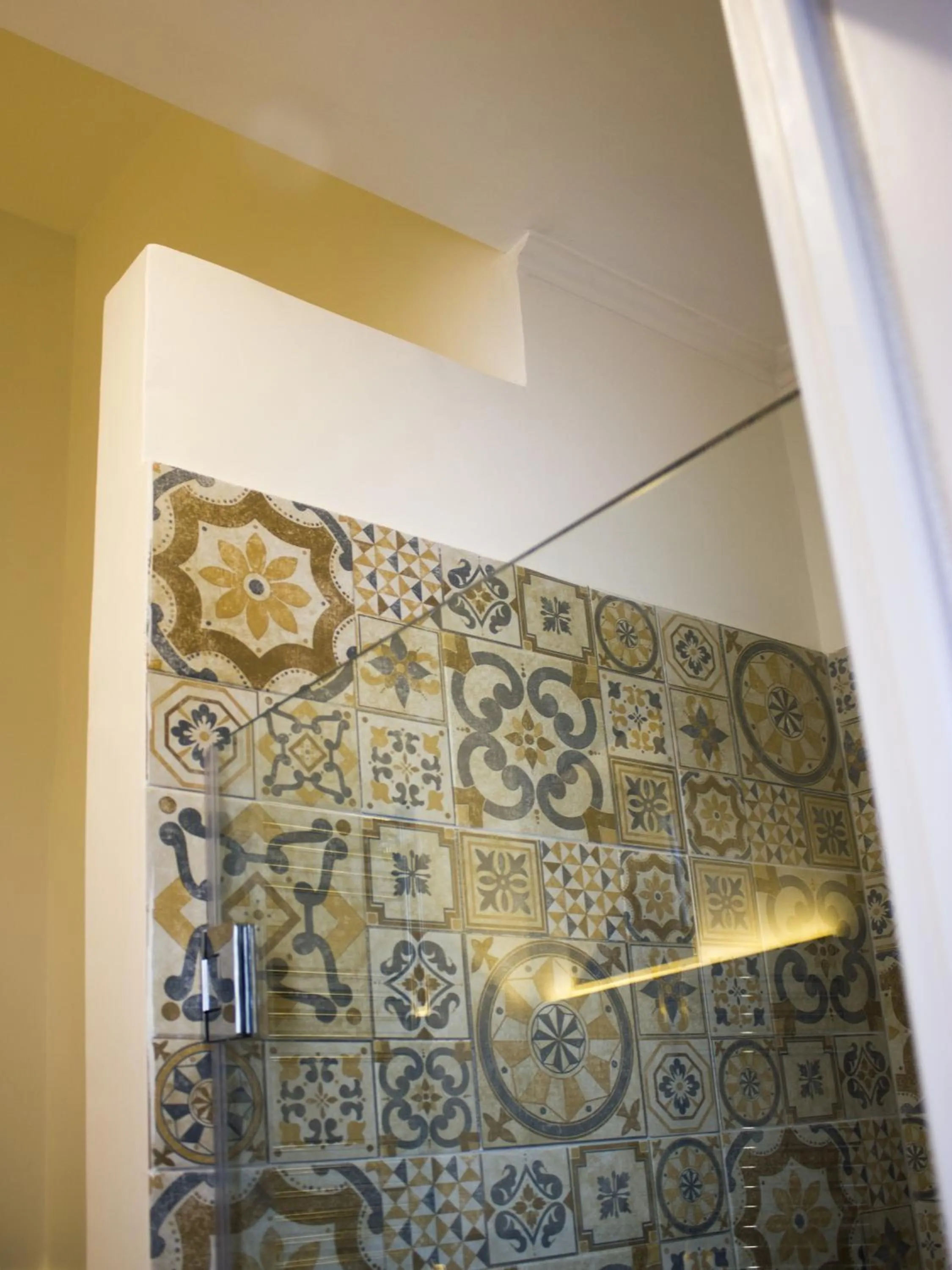Shower in La Banchina Holiday Rooms