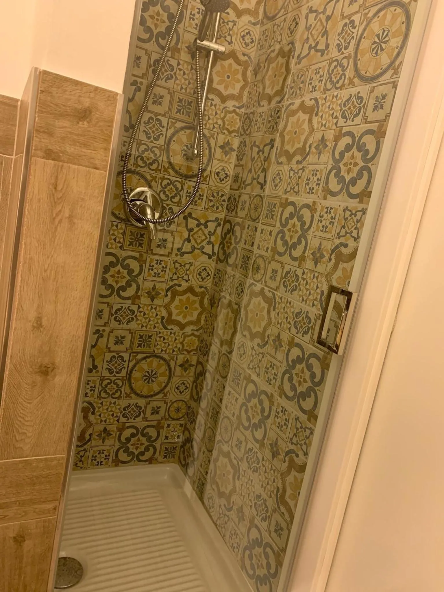 Shower in La Banchina Holiday Rooms