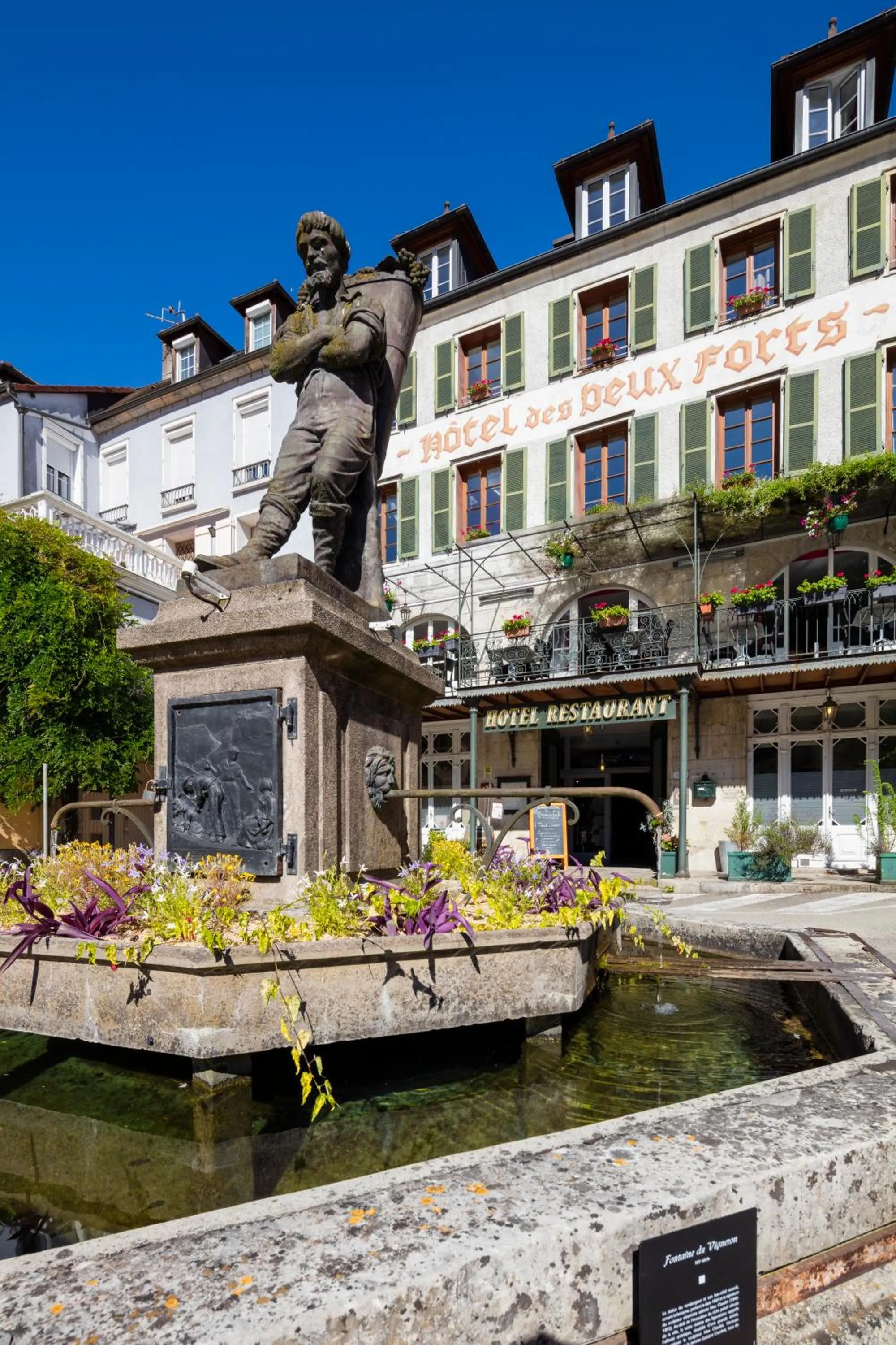Facade/entrance in Logis Hôtel des Deux Forts