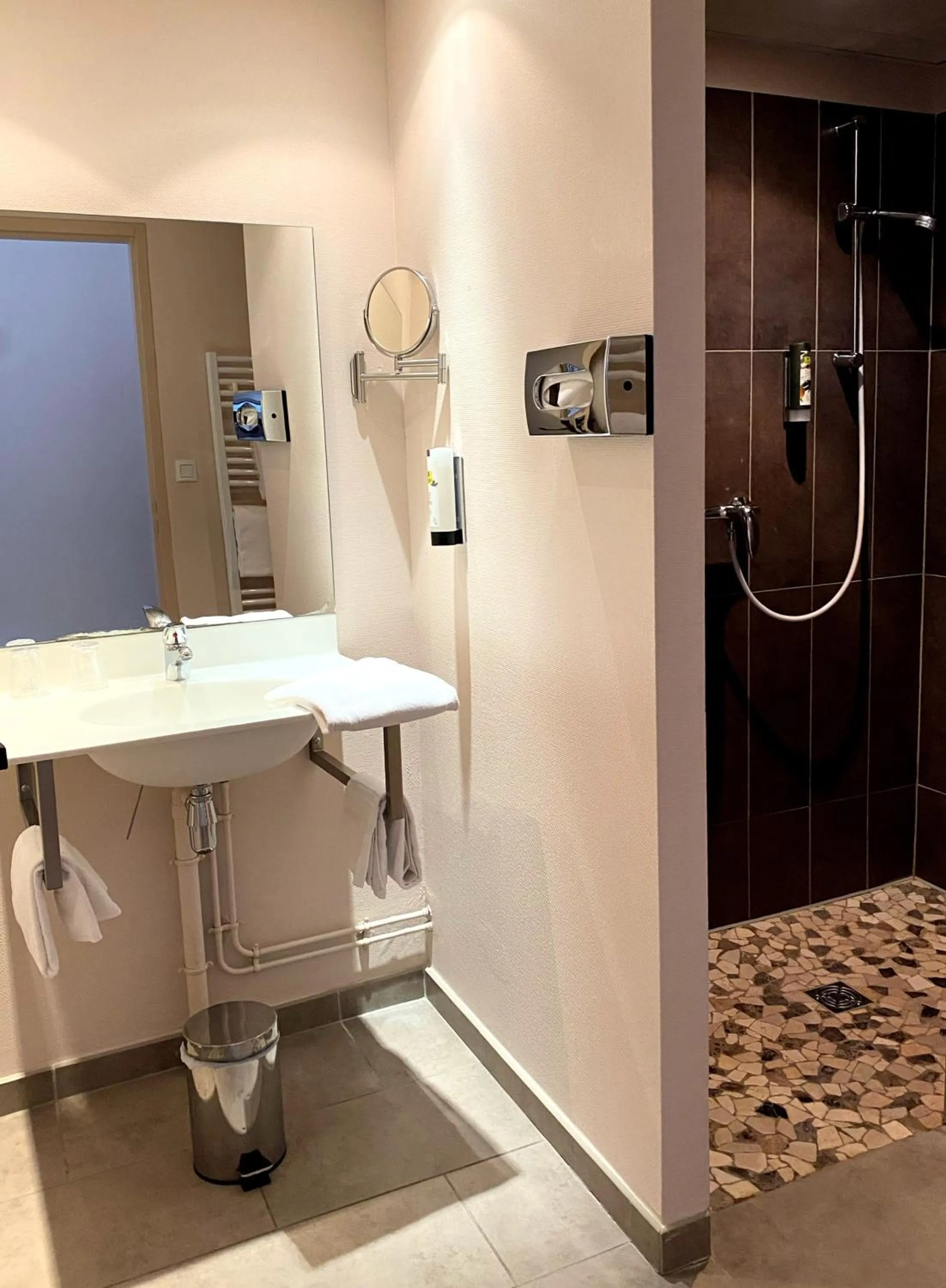 Bathroom in Logis Hôtel des Deux Forts