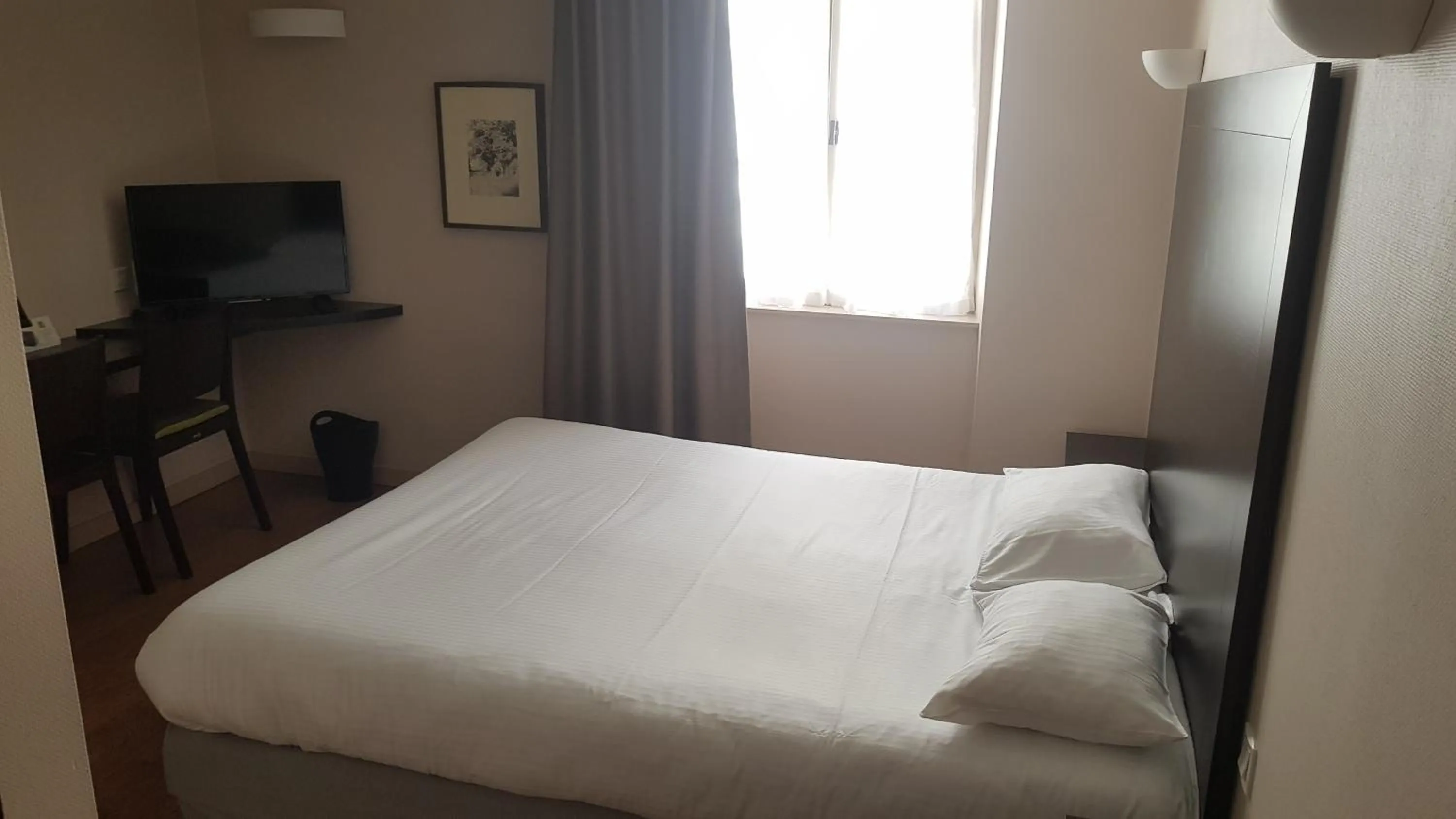 Seating area, Bed in Logis Hôtel des Deux Forts