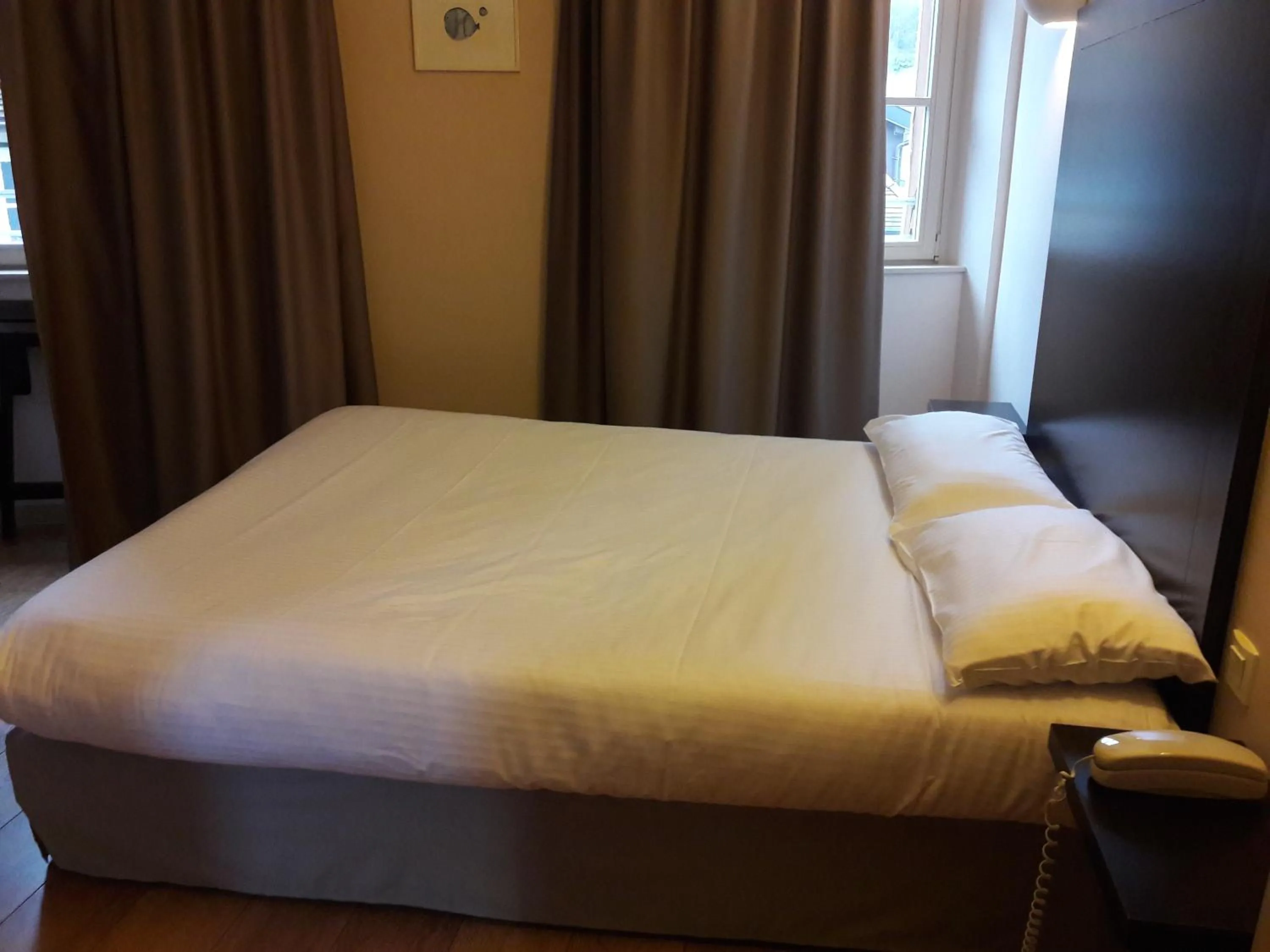 Bedroom, Bed in Logis Hôtel des Deux Forts