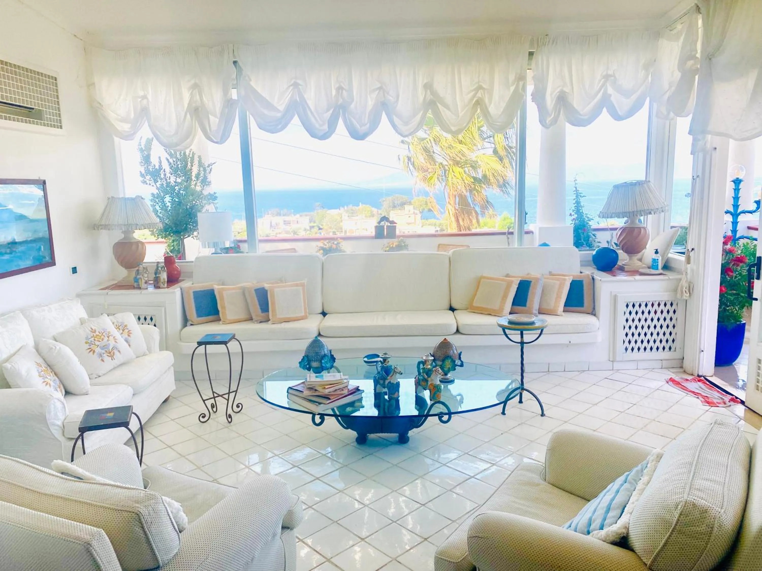 Living room in Scala Fenicia 14 by CapriRooms