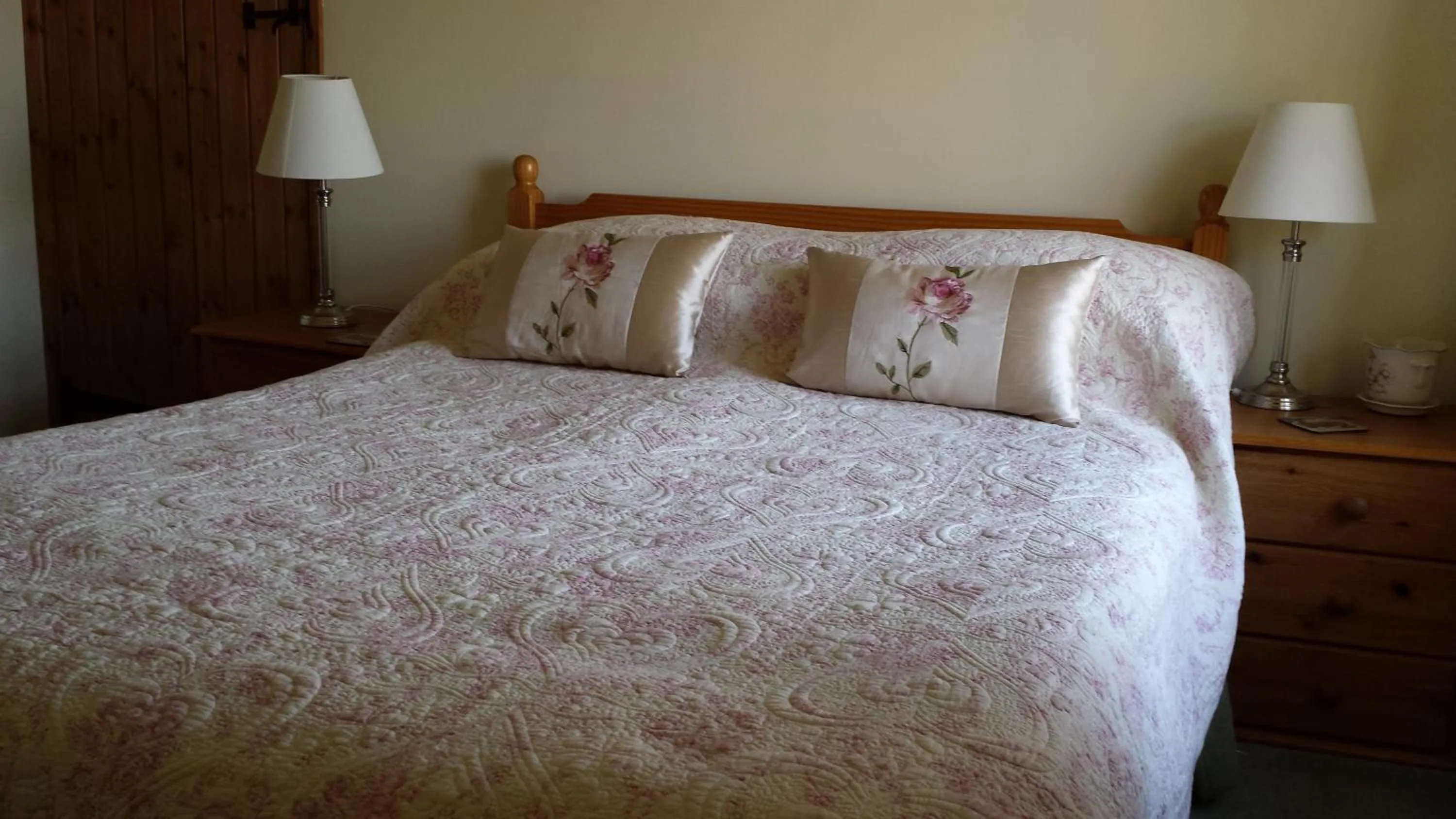 Bed in Strawberry Cottage B&B