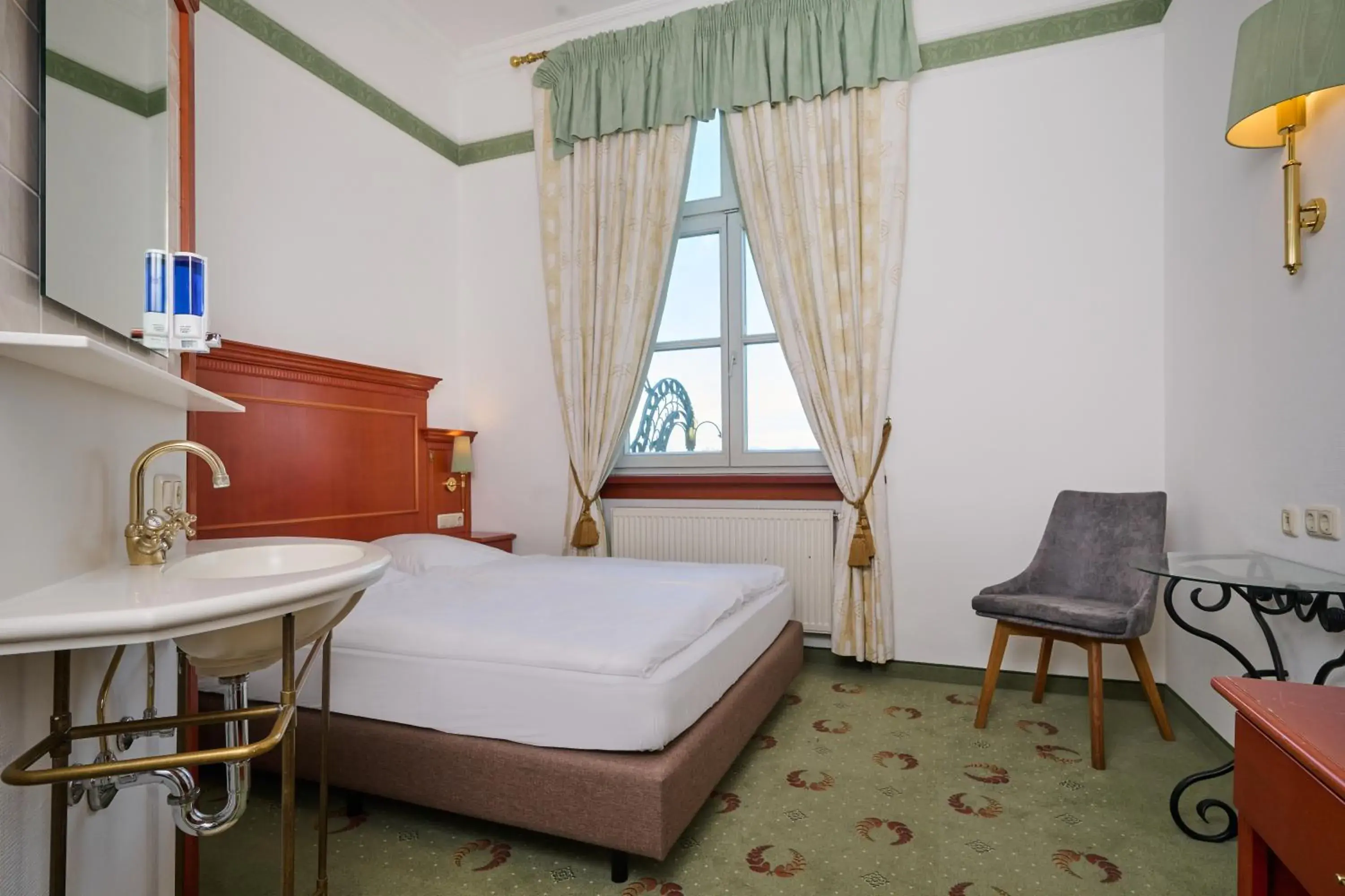Single Room with Private Bathroom in Tafernwirtschaft Hotel Schönbrunn Single Room with Private Bathroom in Tafernwirtschaft Hotel Schönbrunn