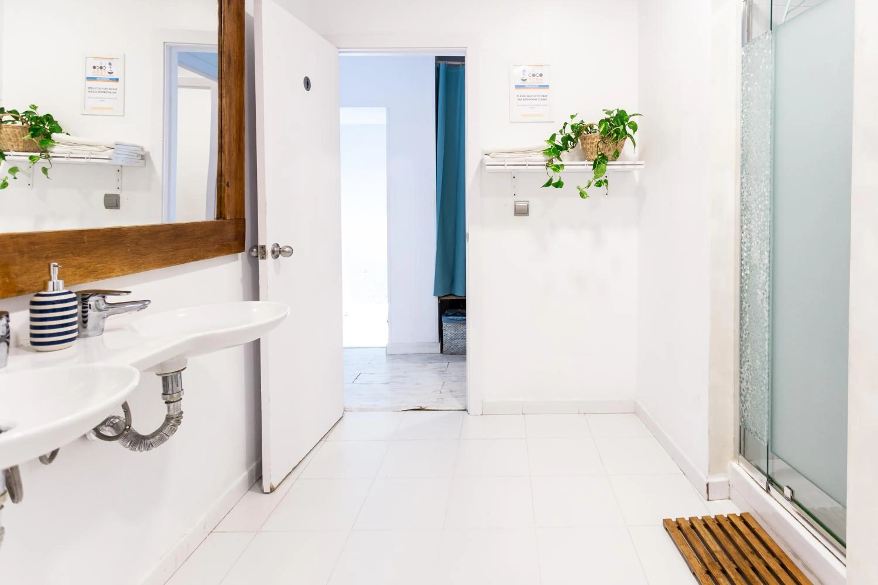 Shower in La Cocotera Boutique Hostel & Coworking