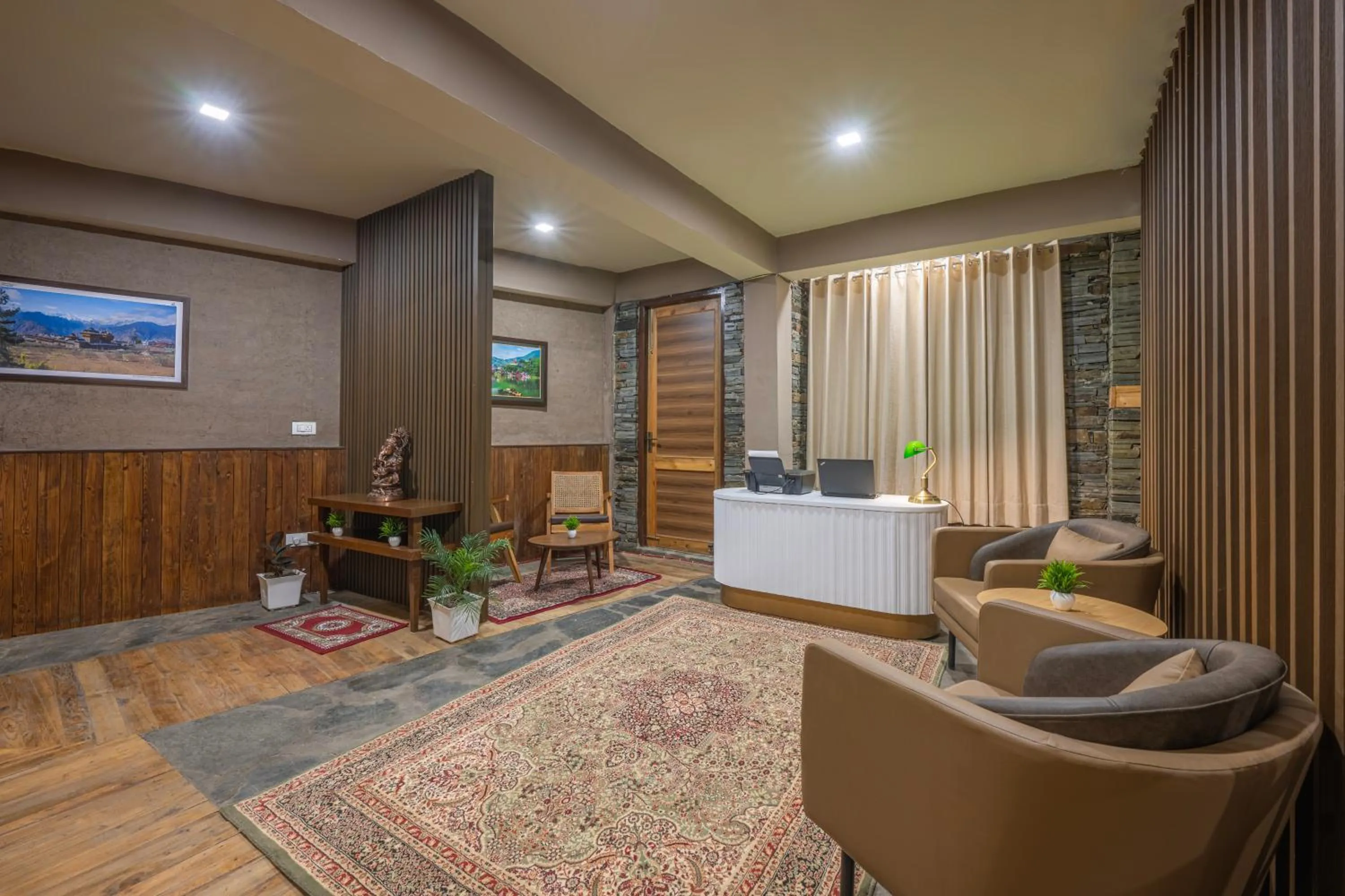 Living room in Hotel Wood Winds - A Best Valley View Hotel