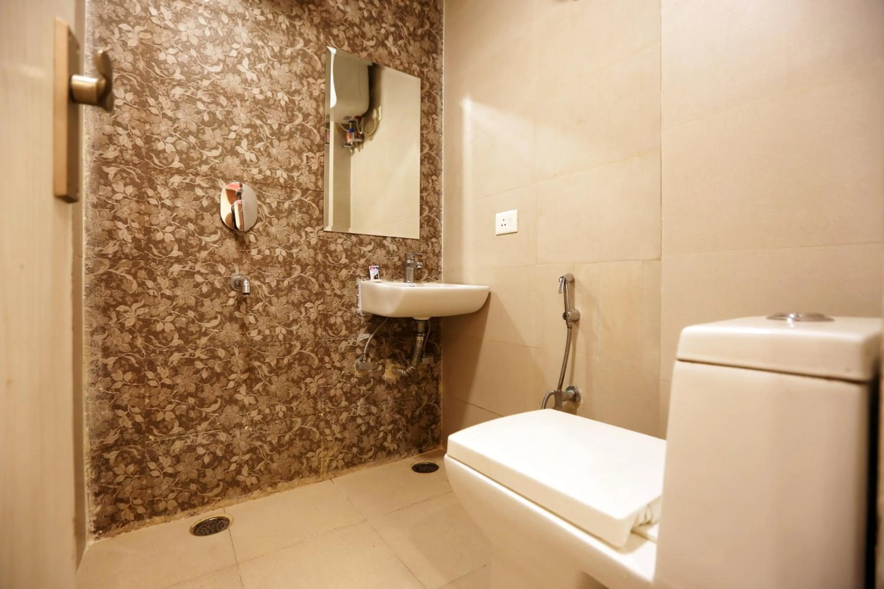 Bathroom in Hotel Ark Suites At Airport