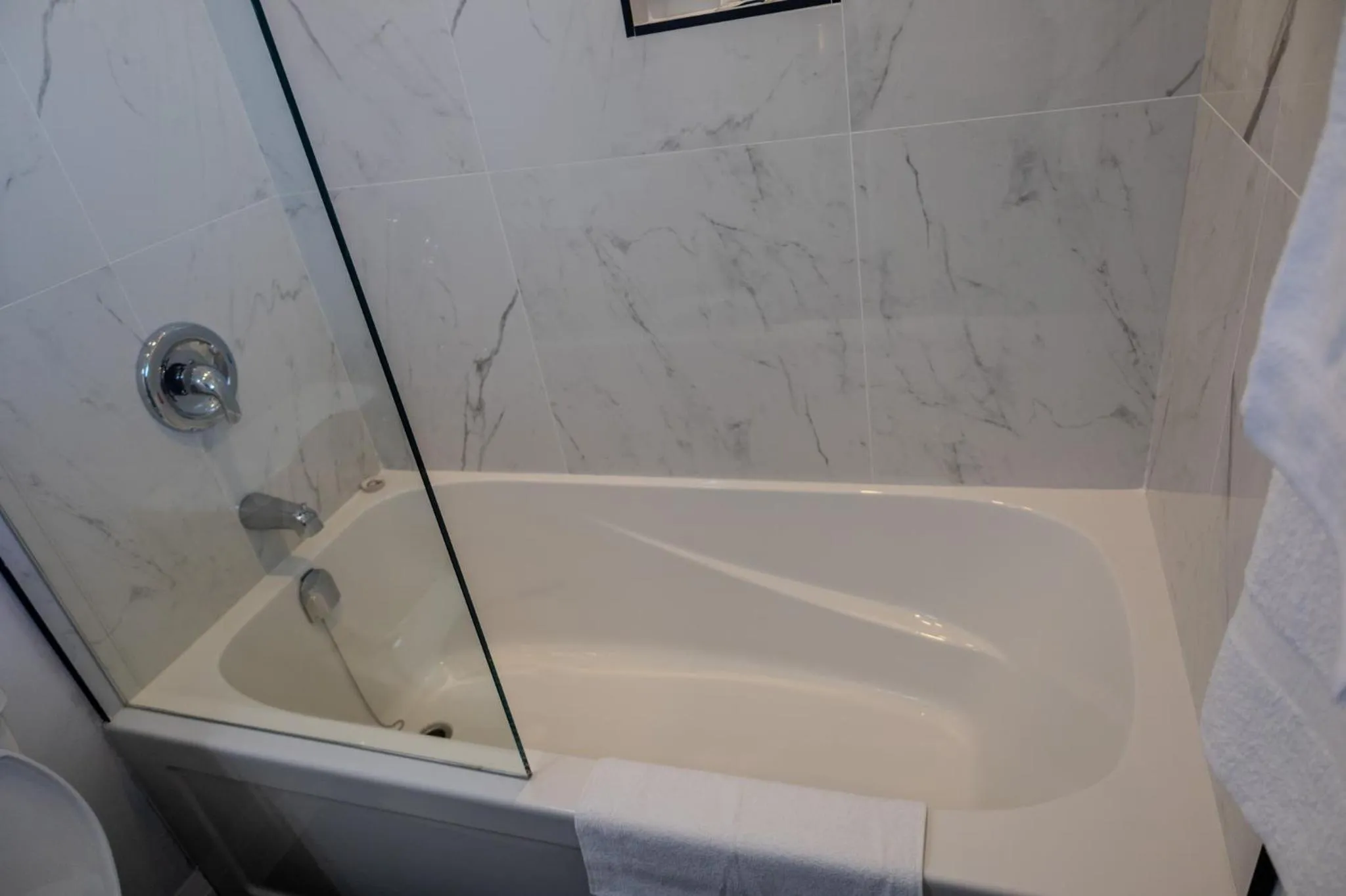 Bath in SHORE VISTA LODGE