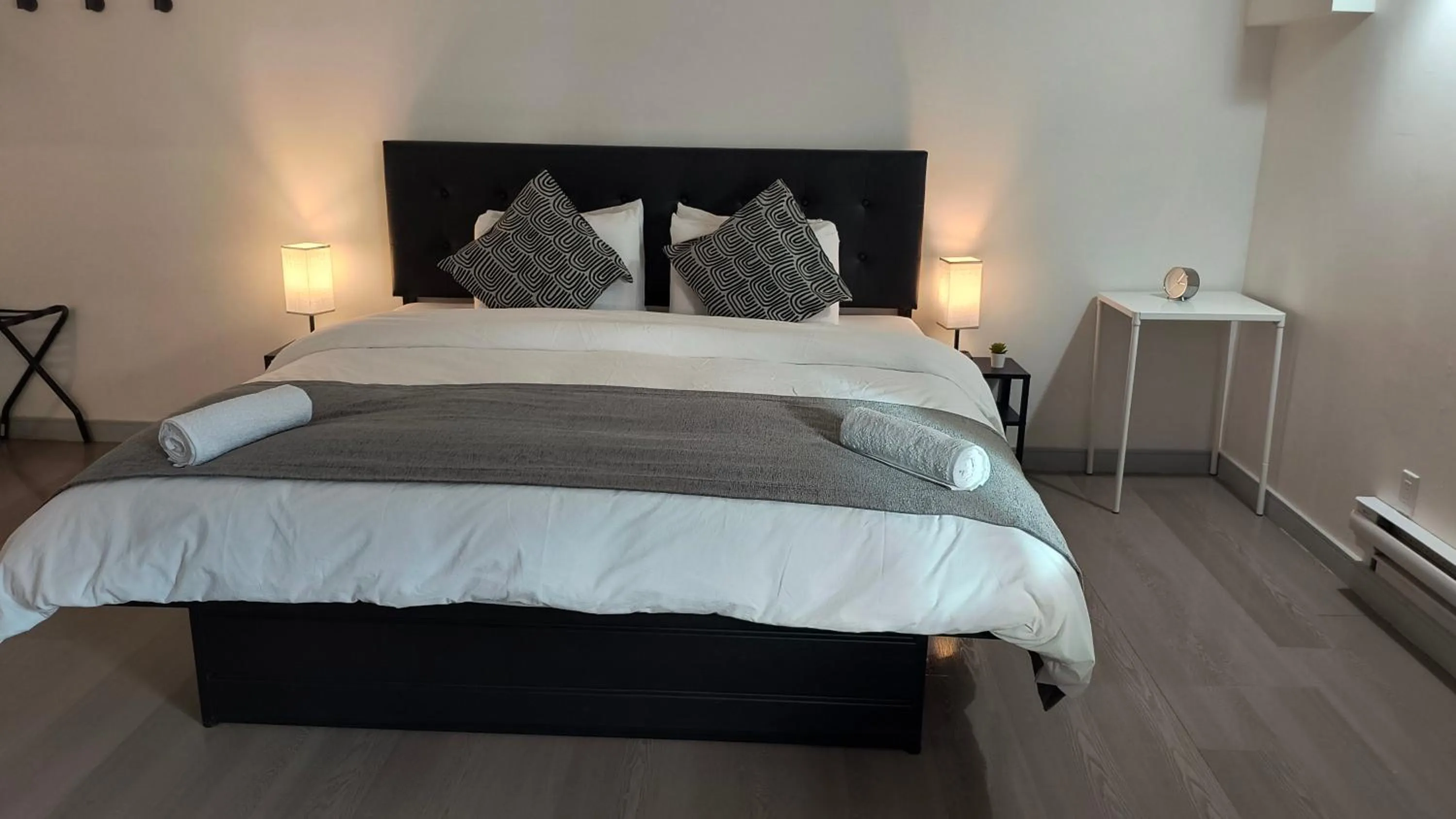 Bed in SHORE VISTA LODGE