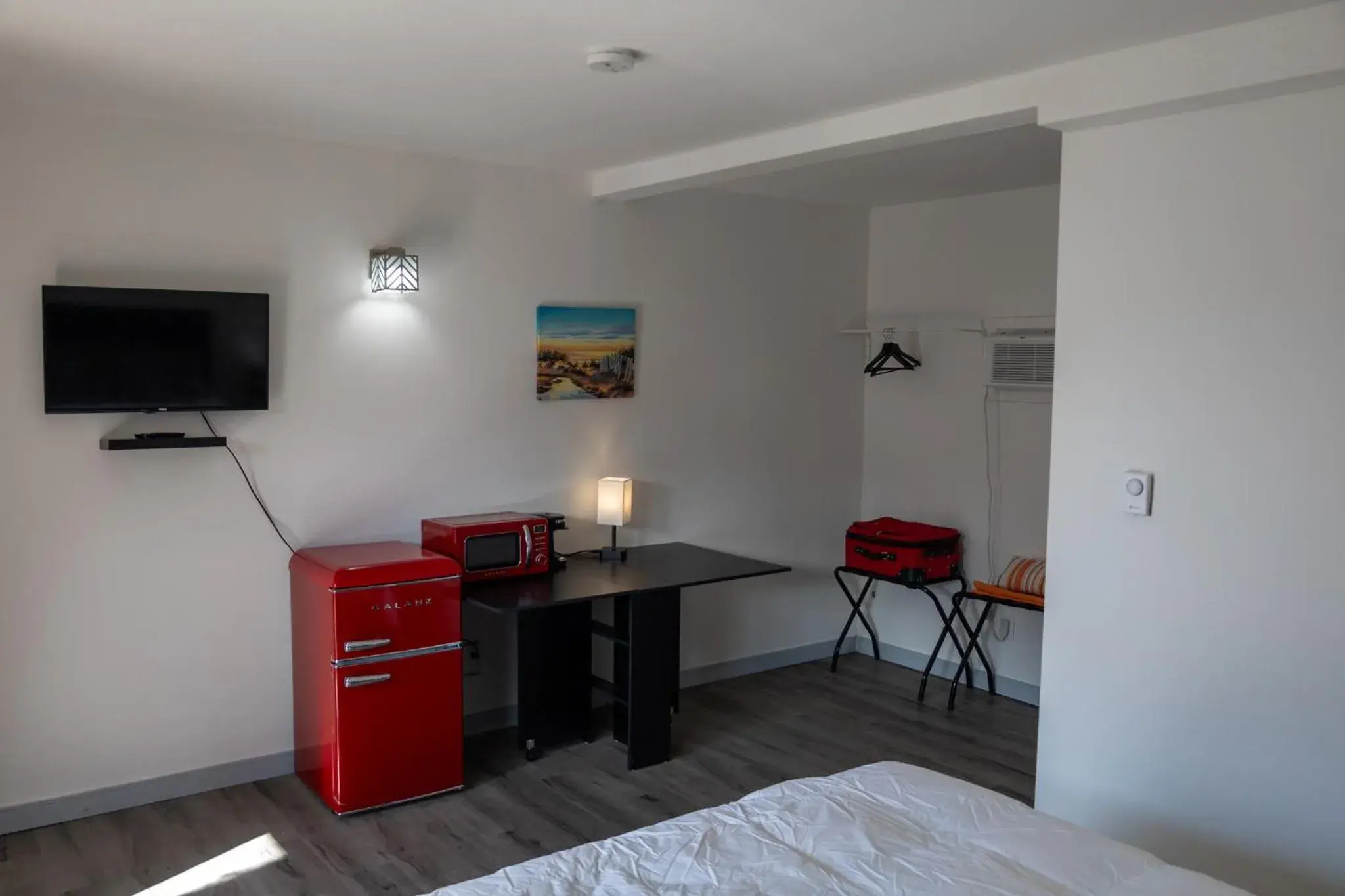 Entertainment, Bed in SHORE VISTA LODGE Entertainment, Bed in SHORE VISTA LODGE