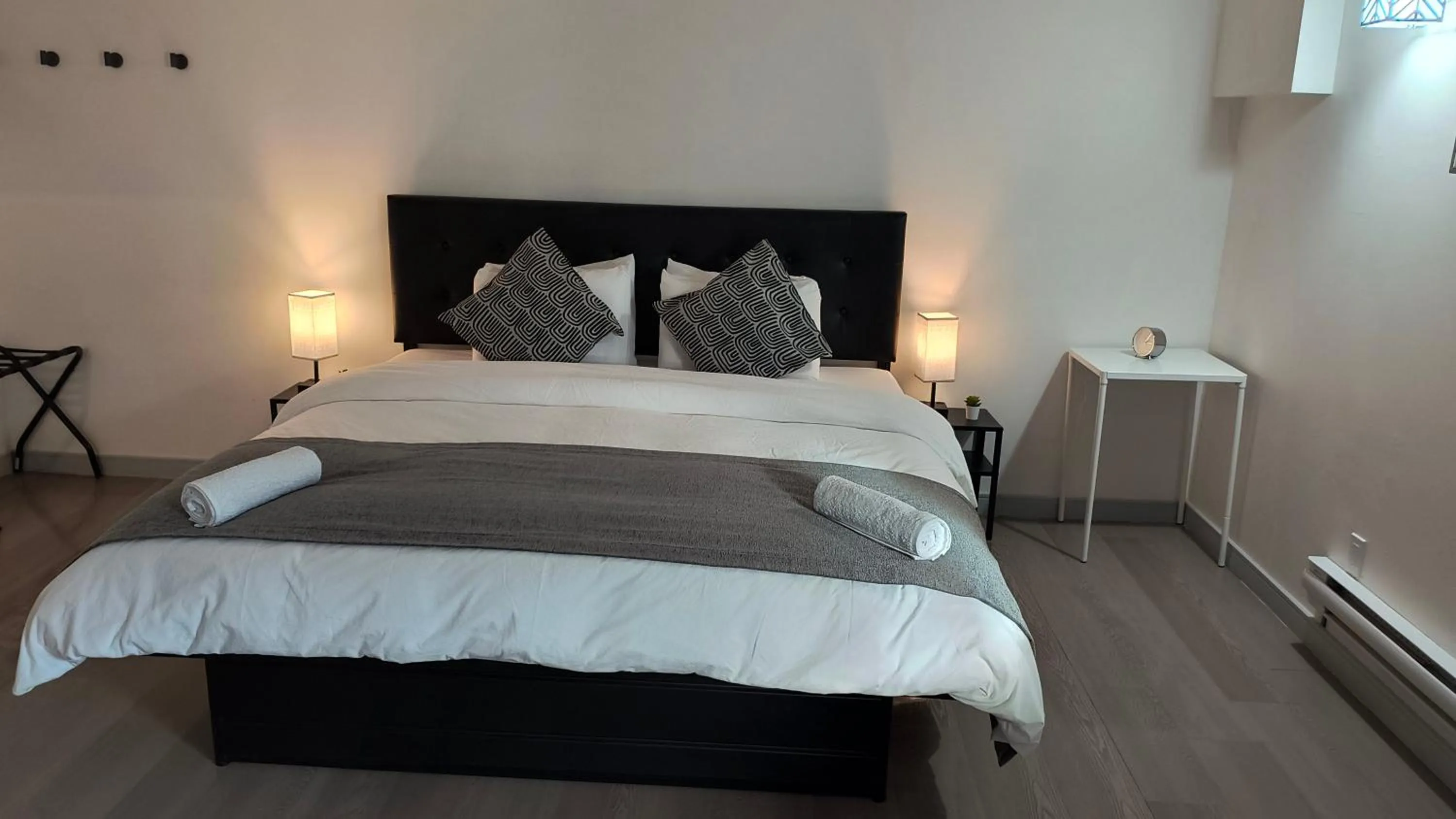 Bed in SHORE VISTA LODGE