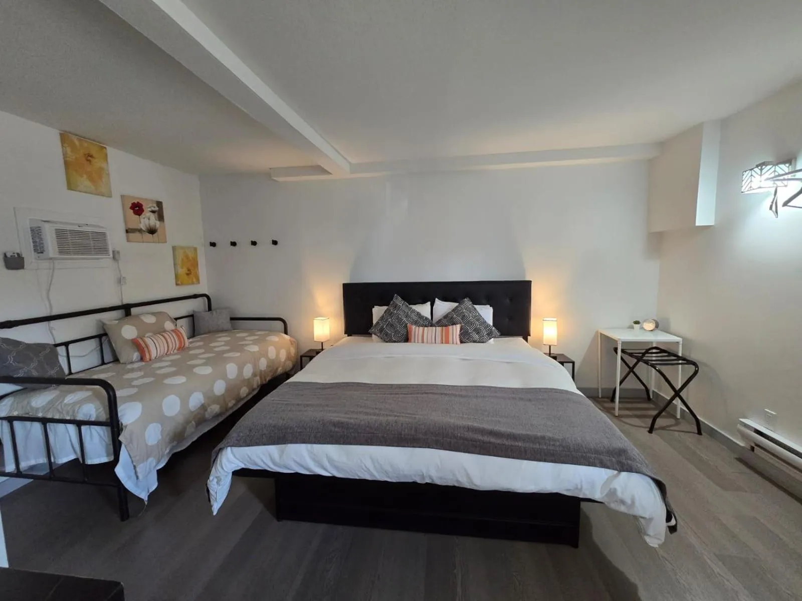 Bed in SHORE VISTA LODGE