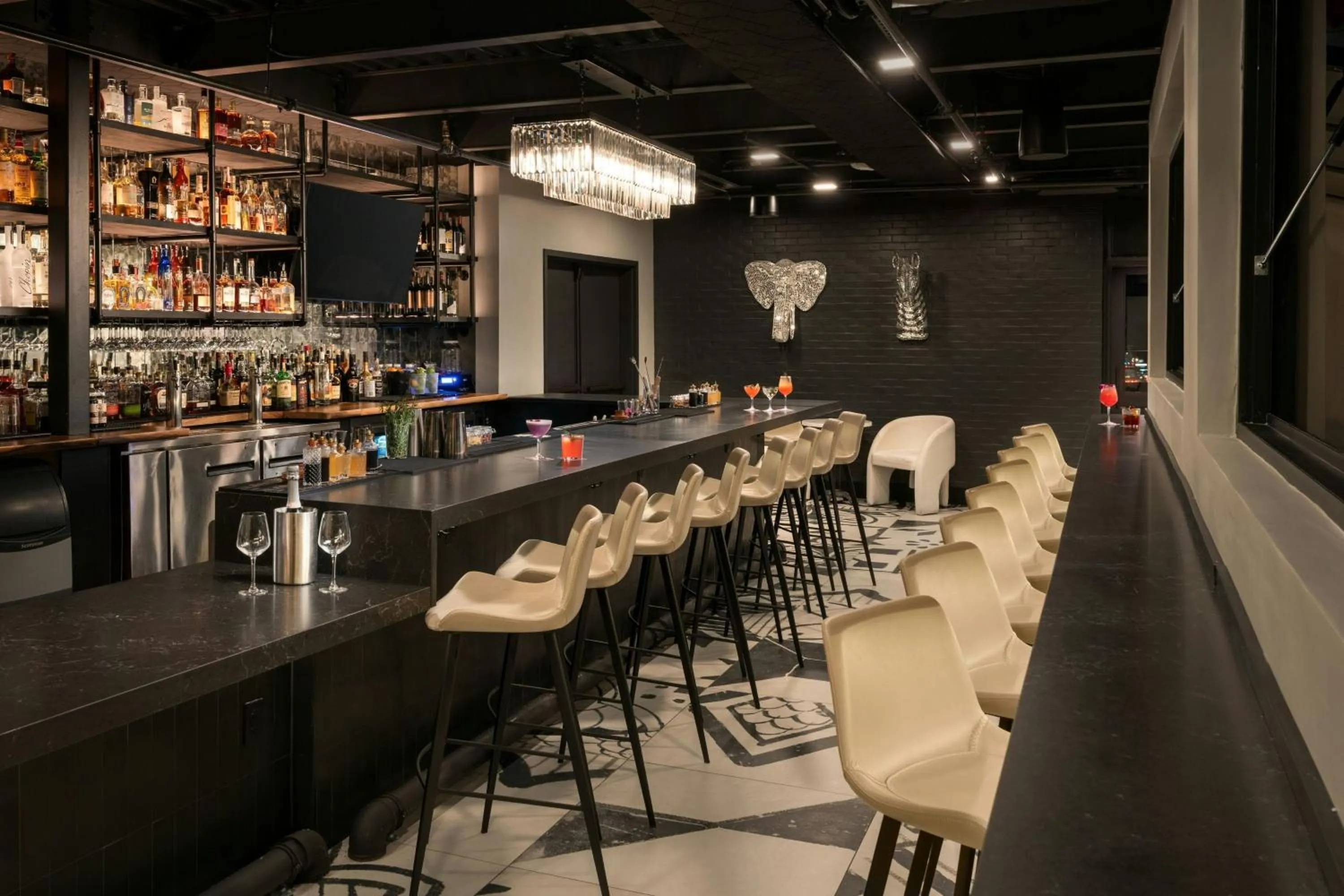 Lounge or bar in Moxy Columbia Downtown