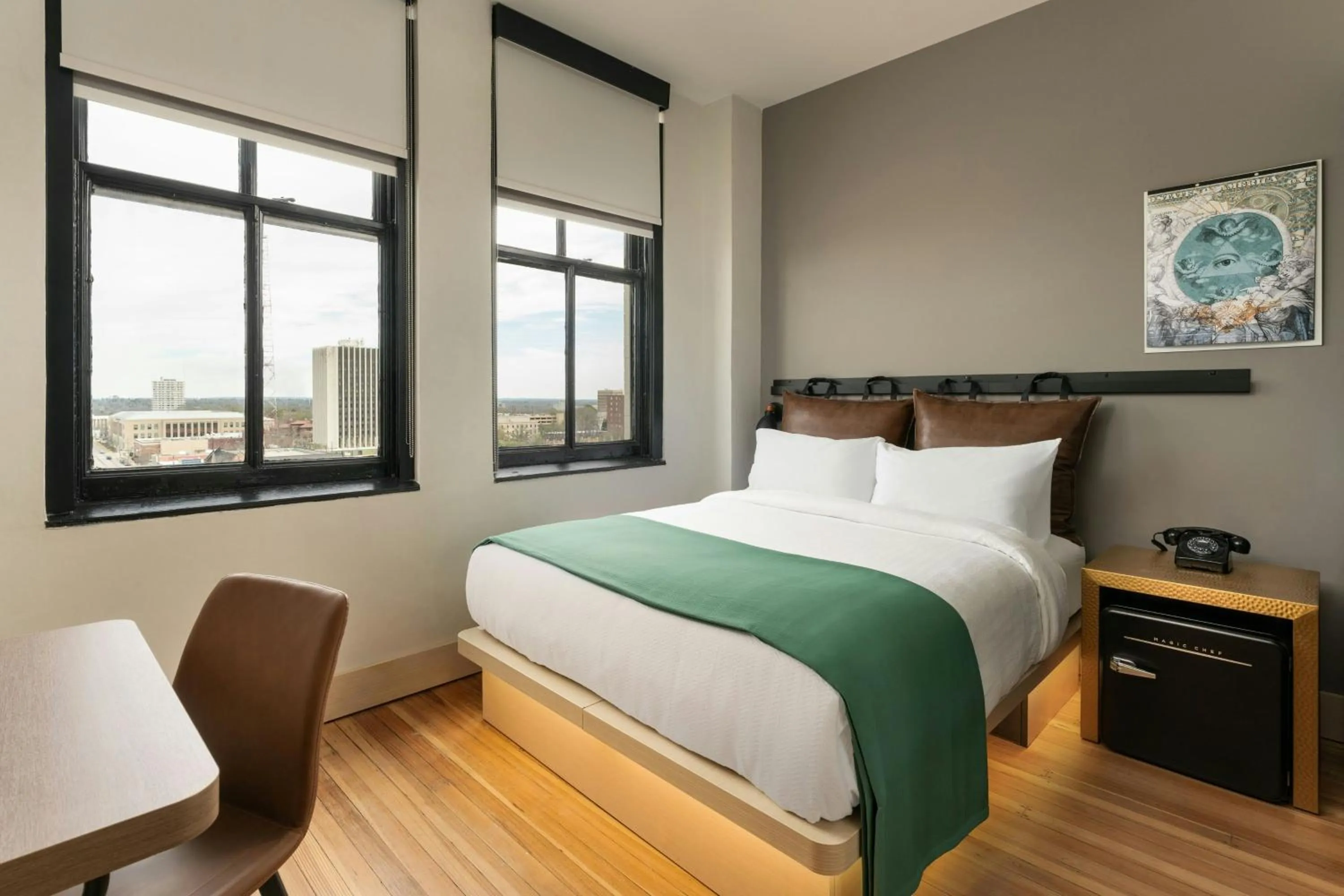 Photo of the whole room, Bed in Moxy Columbia Downtown