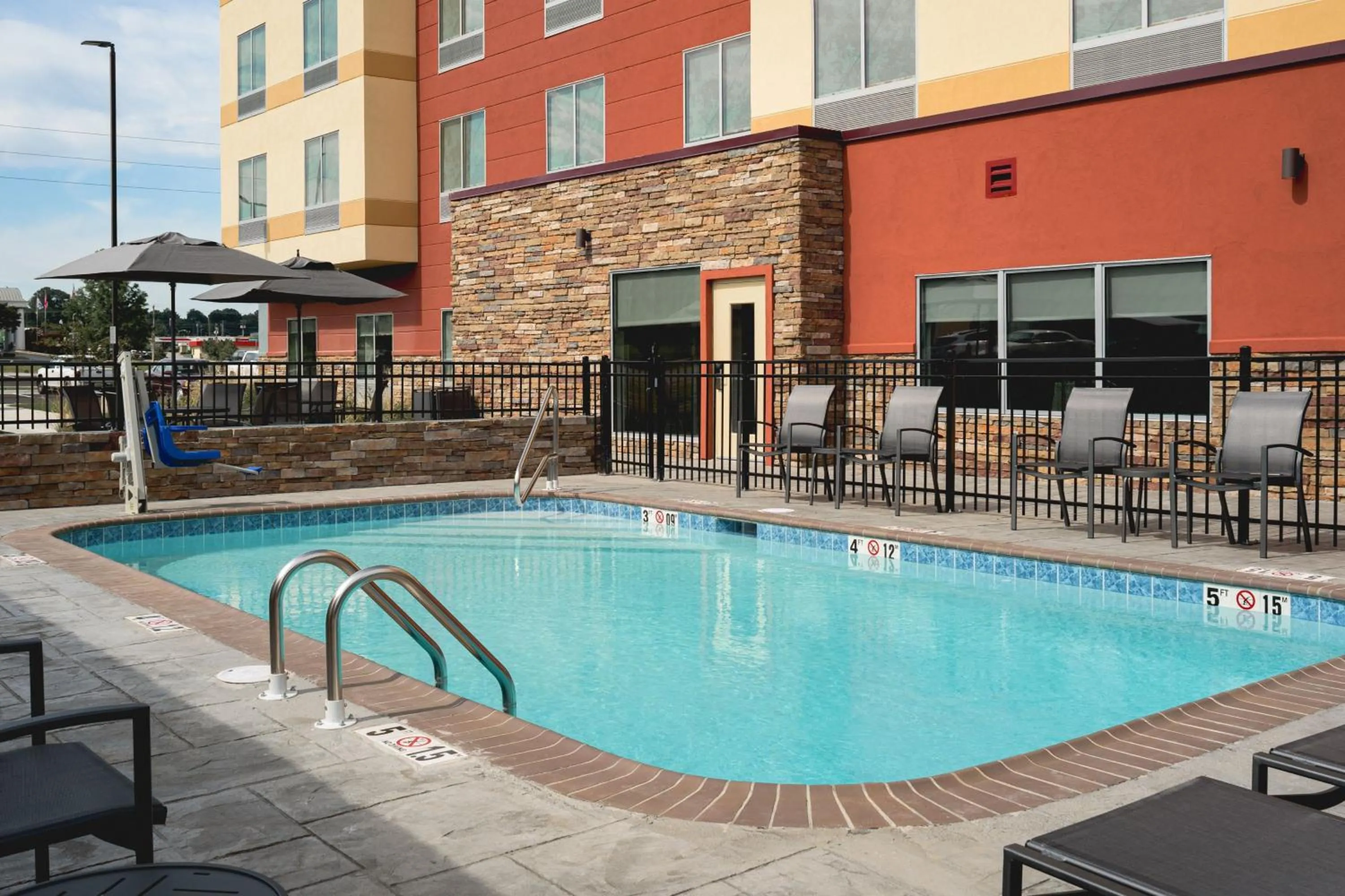 Swimming pool in Fairfield by Marriott Inn & Suites Cullman