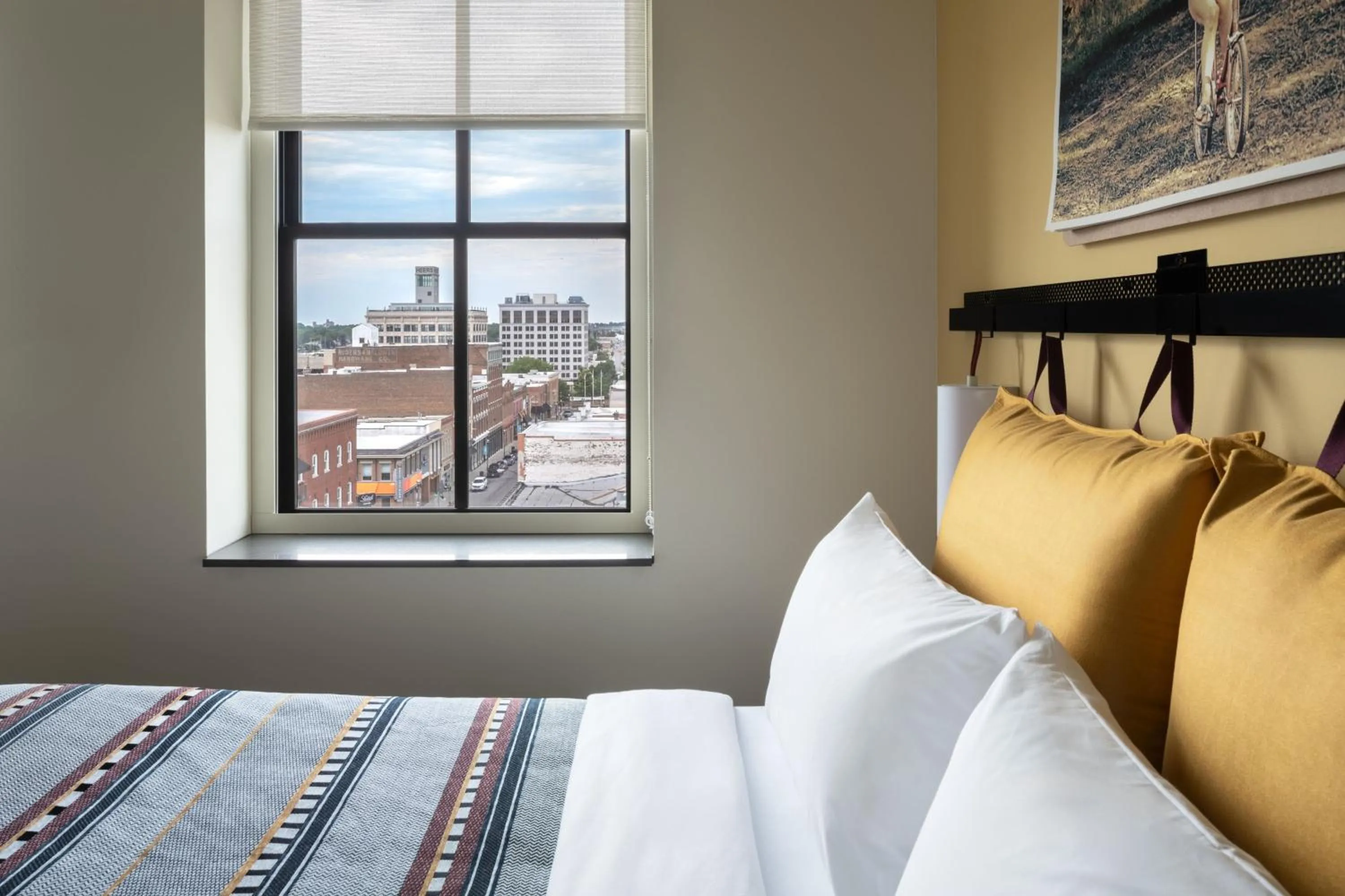 Photo of the whole room, Bed in Moxy Springfield Downtown