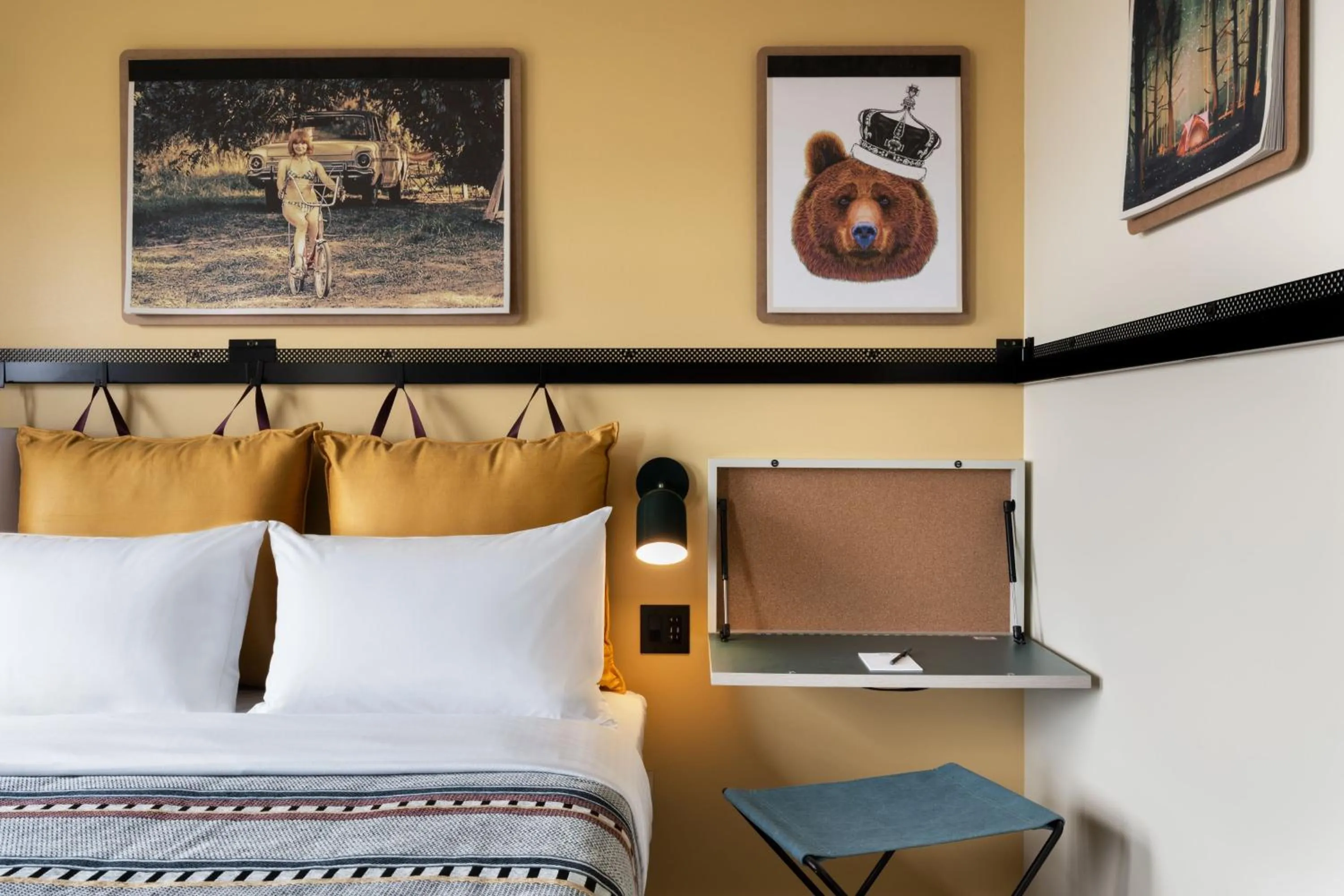 Photo of the whole room, Bed in Moxy Springfield Downtown