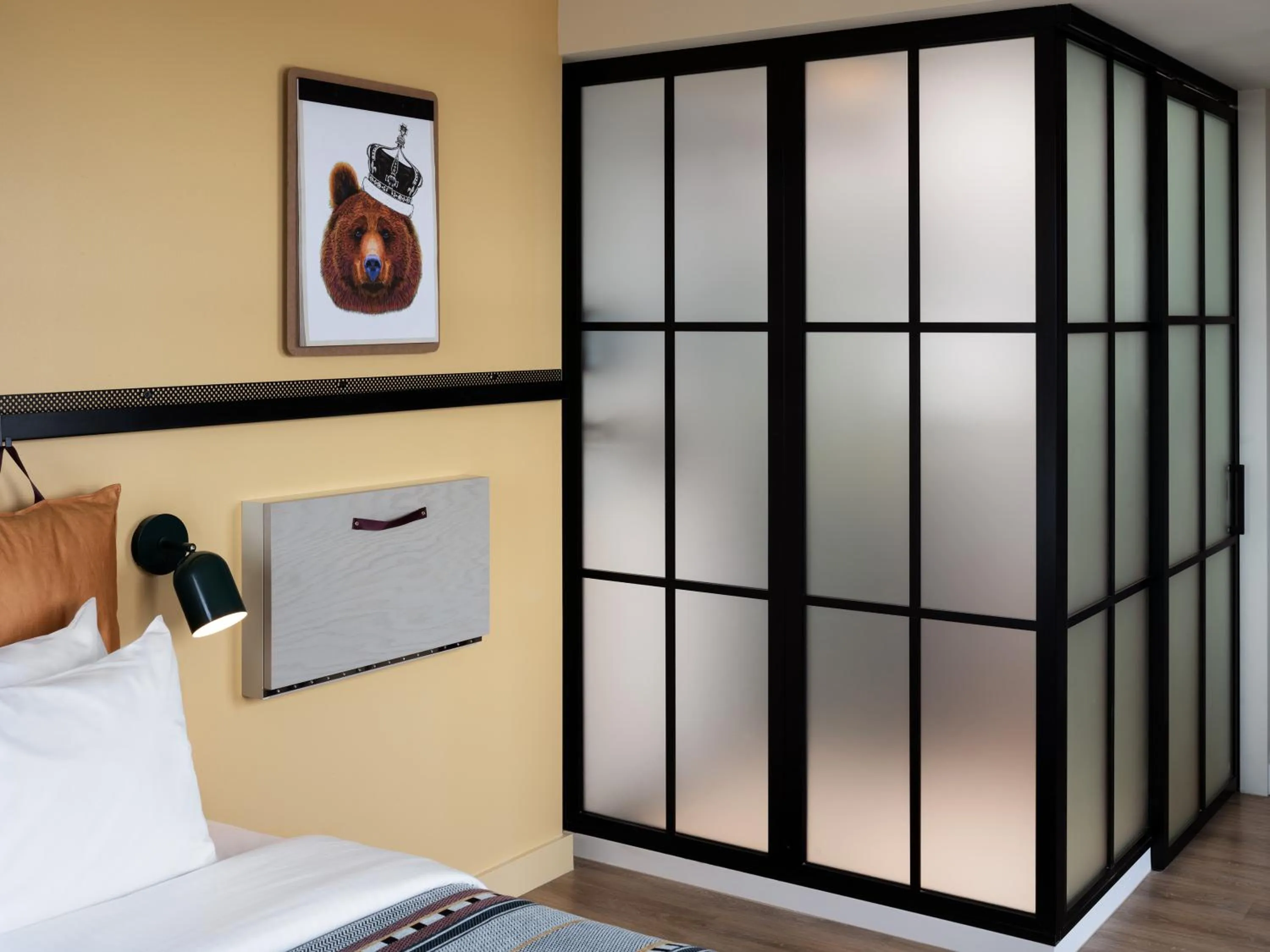 Shower, Bed in Moxy Springfield Downtown